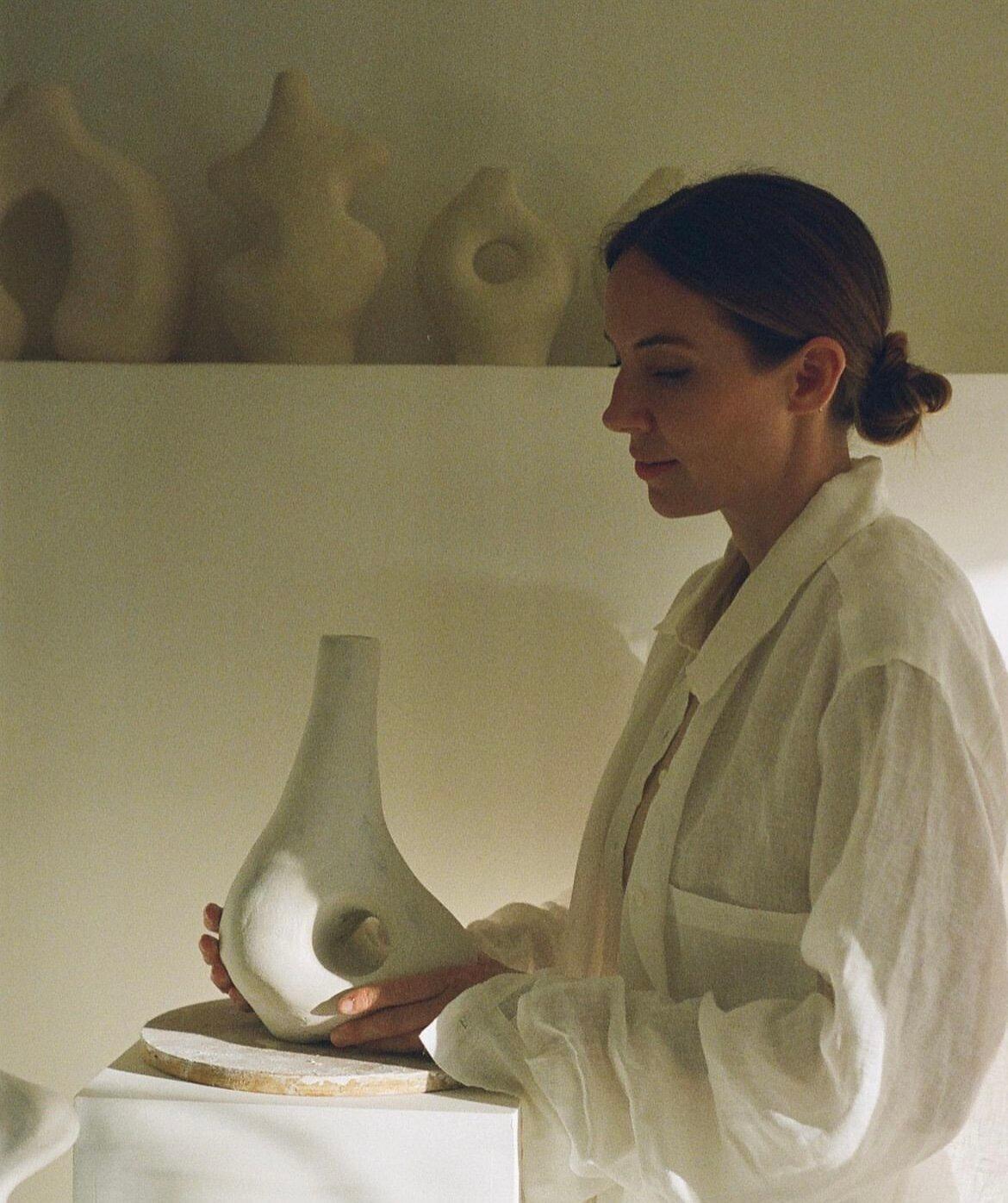 Vasija orgánica de cerámica blanca biomórfica de Hanna Englund Ceramics en venta 7