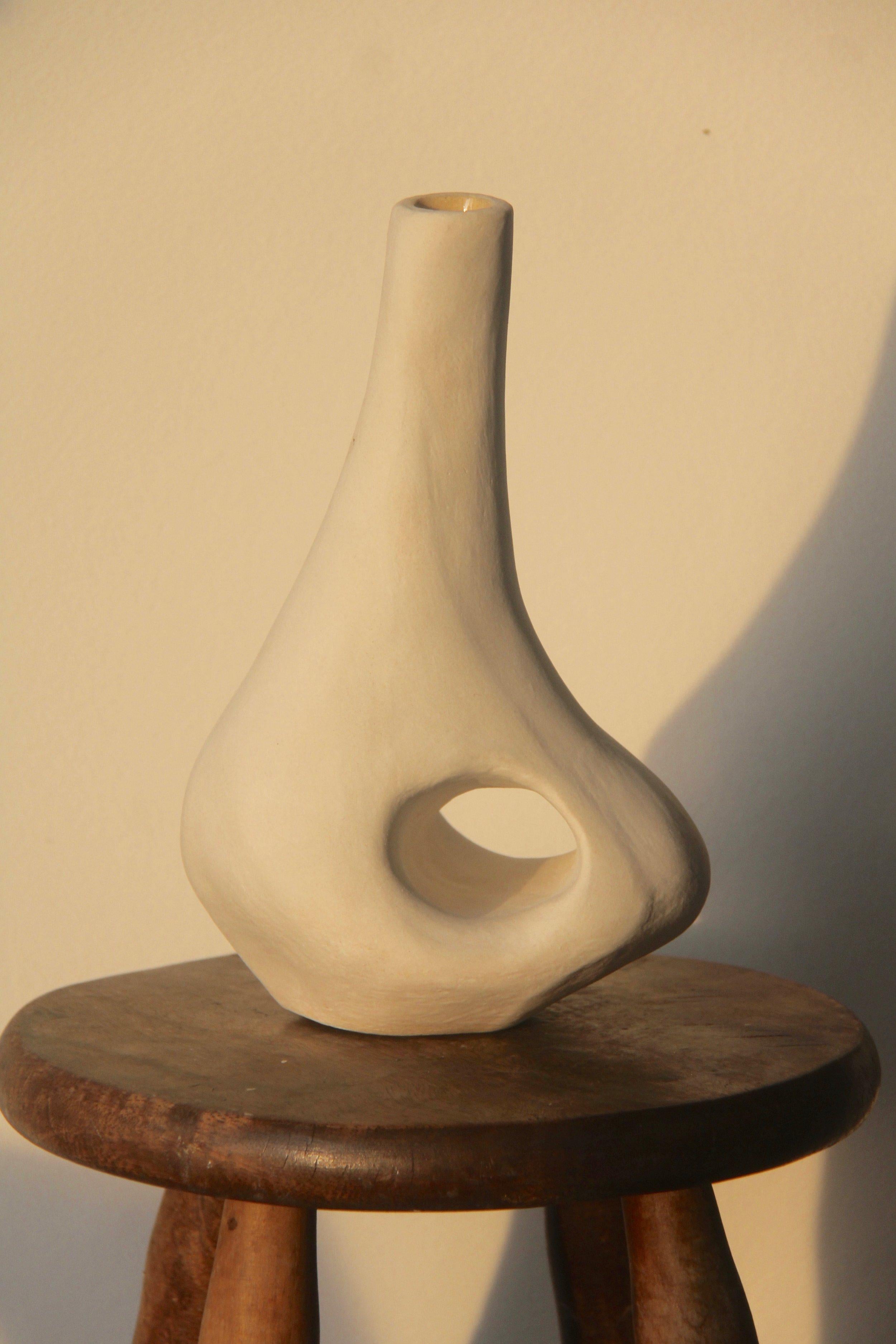 Vasija orgánica de cerámica blanca biomórfica de Hanna Englund Ceramics en venta 9