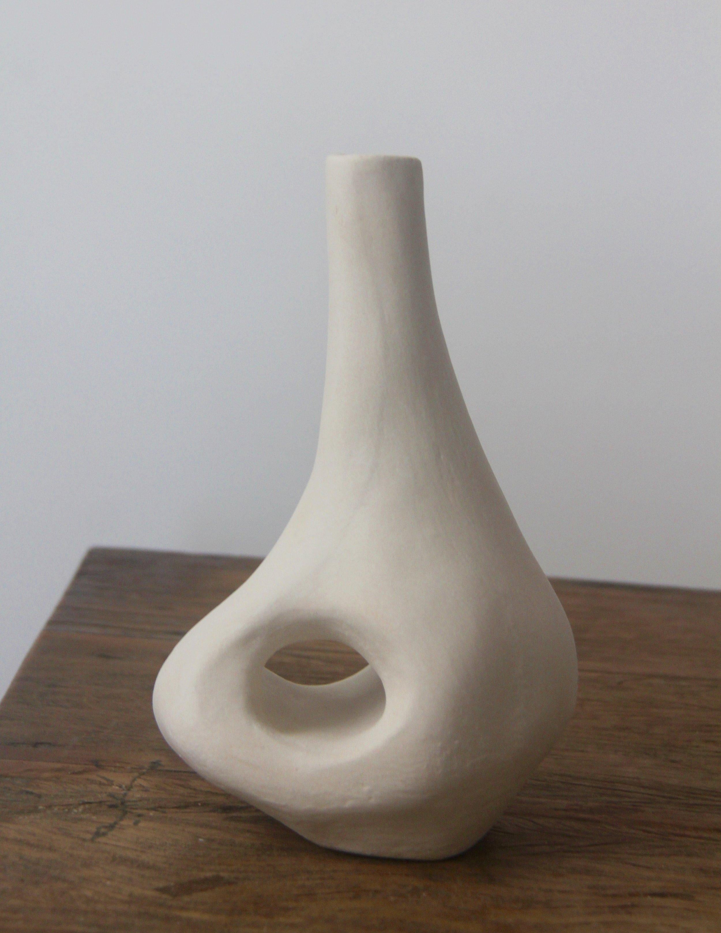 Vasija orgánica de cerámica blanca biomórfica de Hanna Englund Ceramics en venta 10