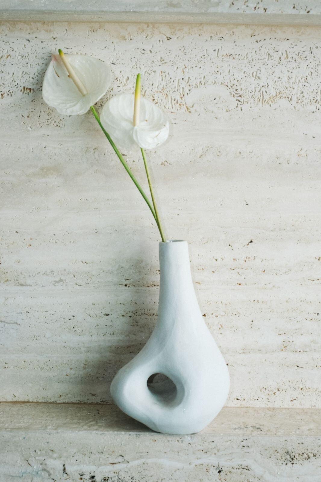 Vasija orgánica de cerámica blanca biomórfica de Hanna Englund Ceramics.
Vasija escultórica de cerámica hecha a mano. Diseñado para ser un punto focal escultural o para utilizarlo en arreglos florales minimalistas.
Dimensiones : 27,5cm x 17cm x