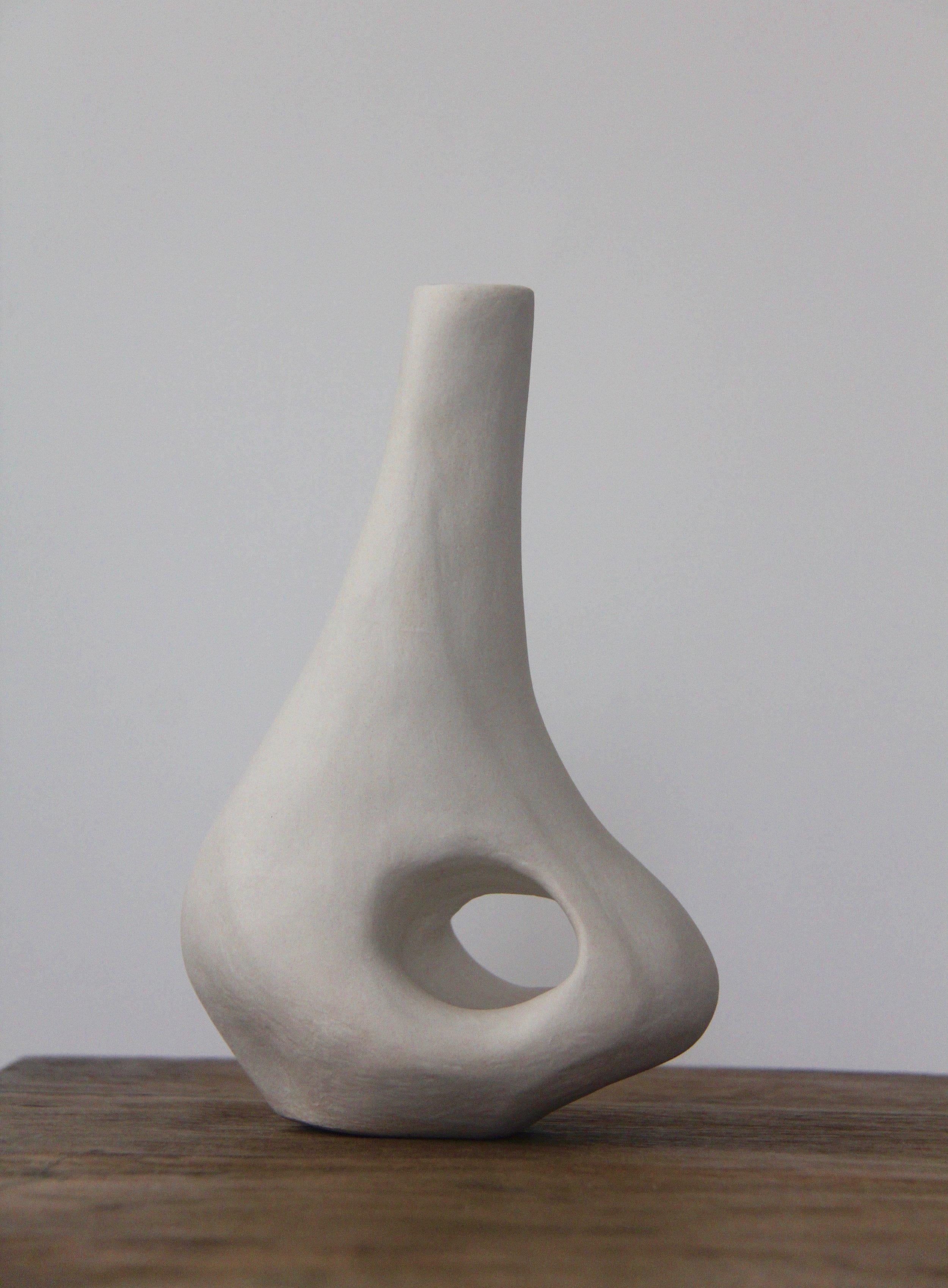 Vasija orgánica de cerámica blanca biomórfica de Hanna Englund Ceramics Glaseado en venta