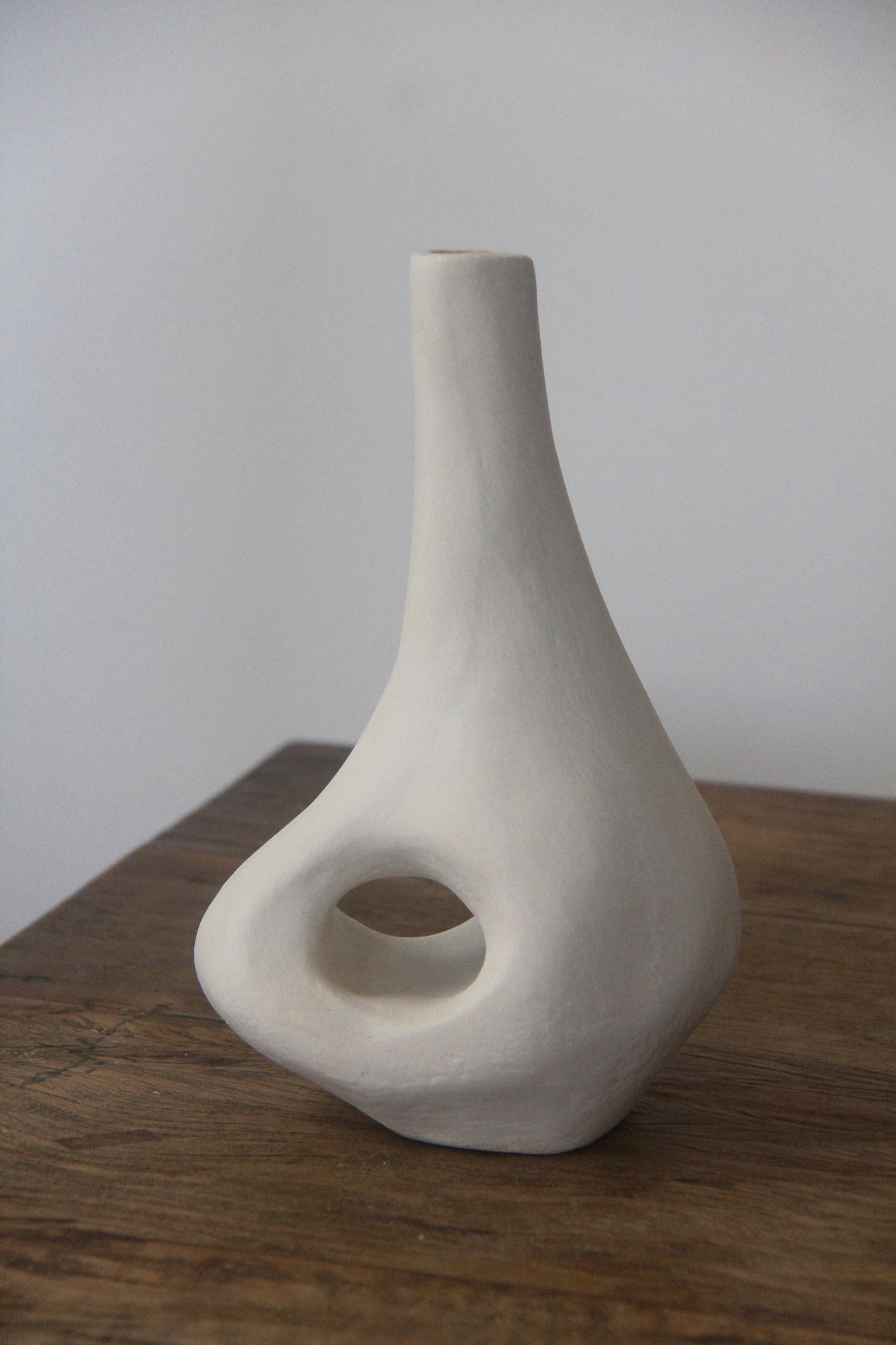 Vasija orgánica de cerámica blanca biomórfica de Hanna Englund Ceramics en Nuevo estado para la venta en Rio de Janeiro, RJ