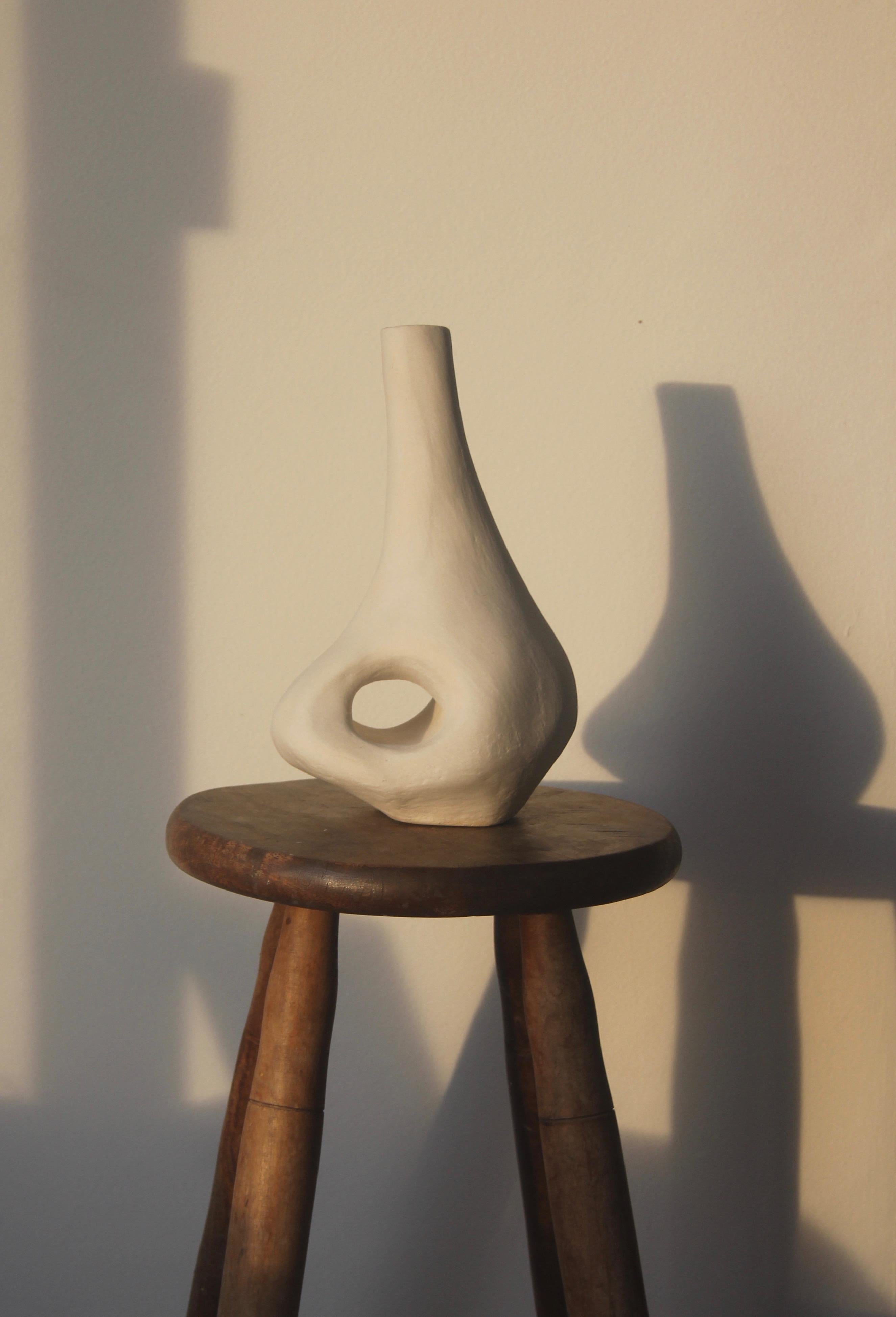 Vasija orgánica de cerámica blanca biomórfica de Hanna Englund Ceramics en venta 1