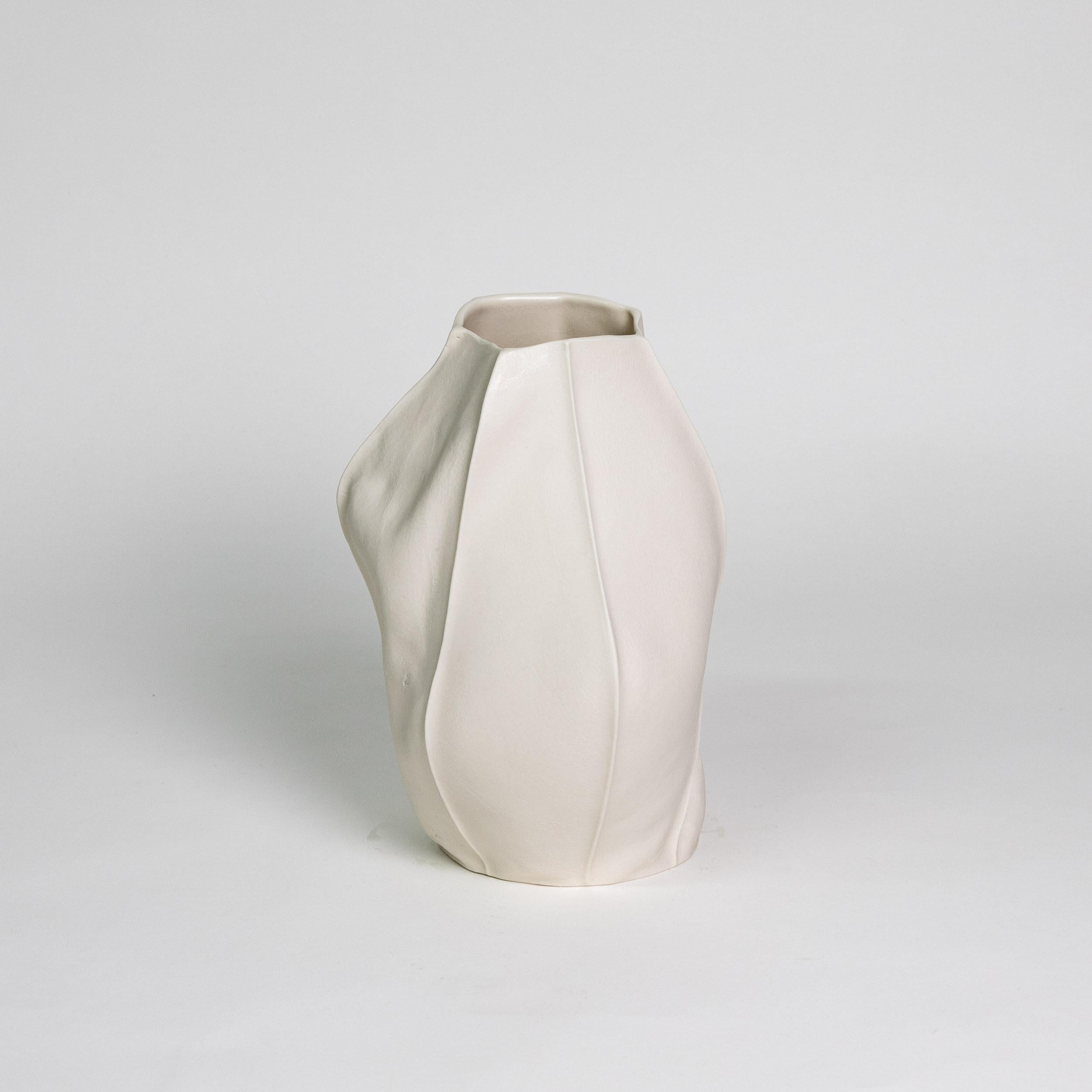 Kawa Vase 21

Vaso organico in ceramica bianca con superficie esterna in porcellana grezza e interno smaltato trasparente. Grazie al processo di produzione, ogni articolo è unico nel suo genere.

I vasi sono a tenuta stagna e possono contenere acqua