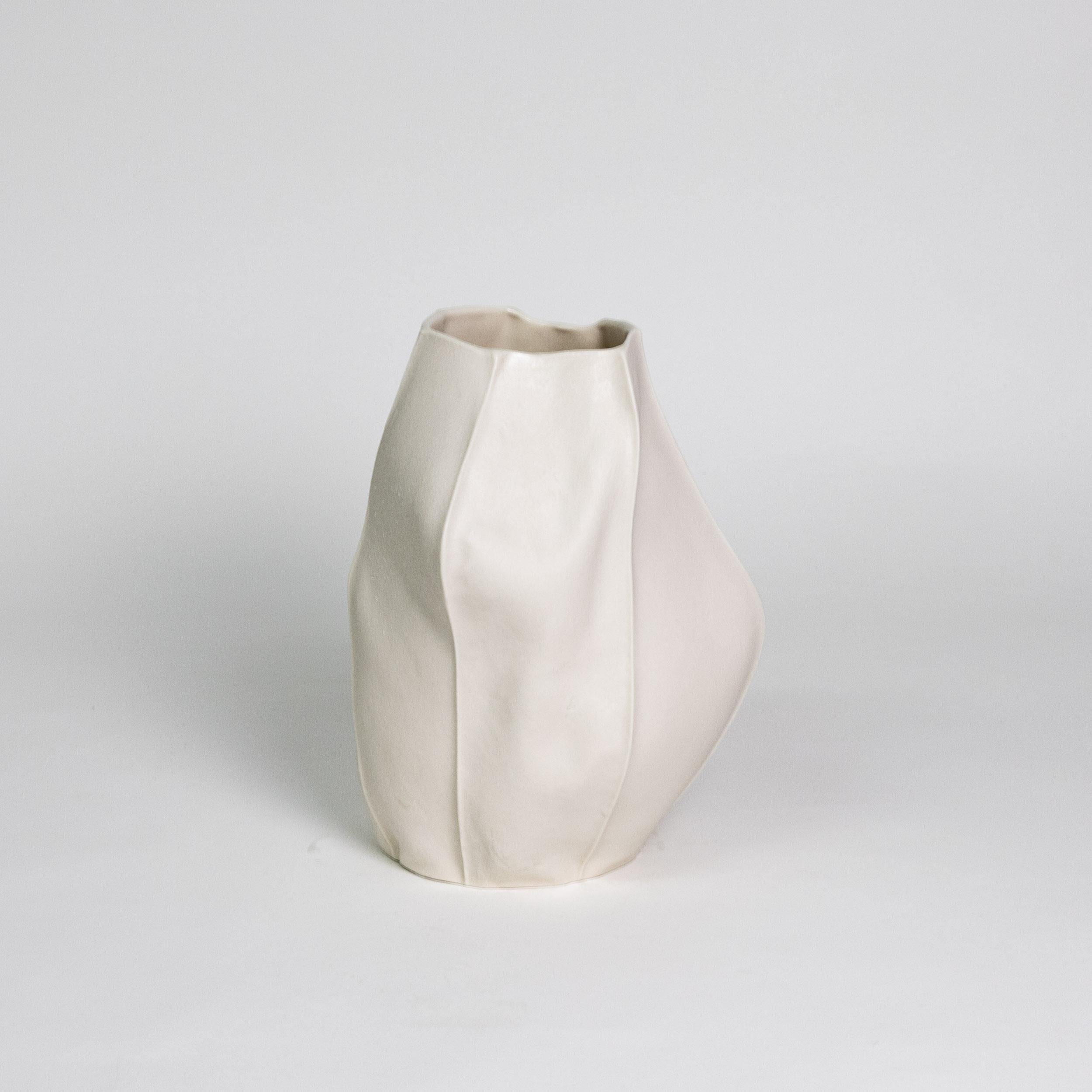 Moderno Vaso organico in ceramica bianca, Kawa Vase 21, oggetto scultoreo in porcellana fatto a mano in vendita