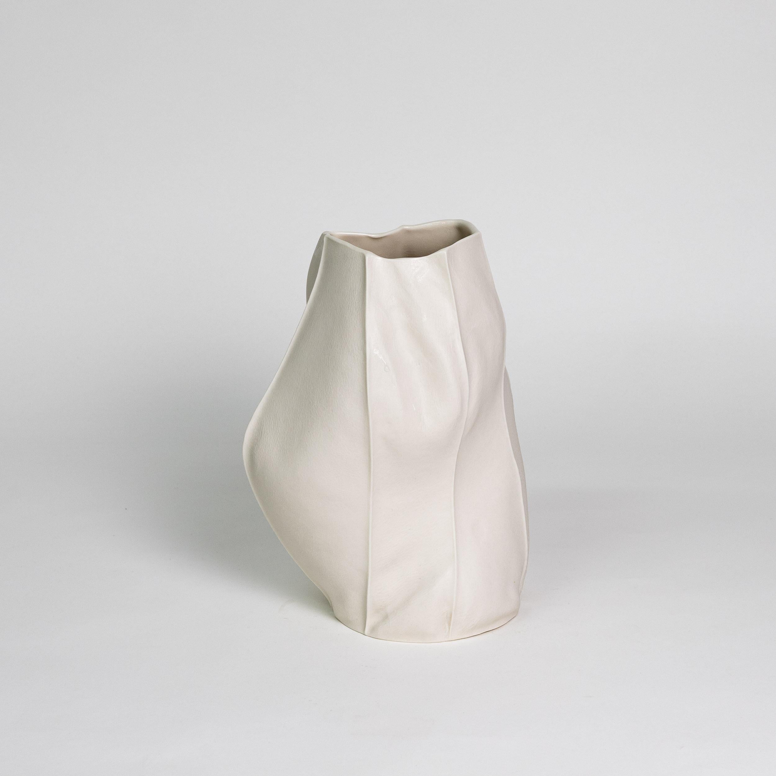 Americano Vaso organico in ceramica bianca, Kawa Vase 21, oggetto scultoreo in porcellana fatto a mano in vendita