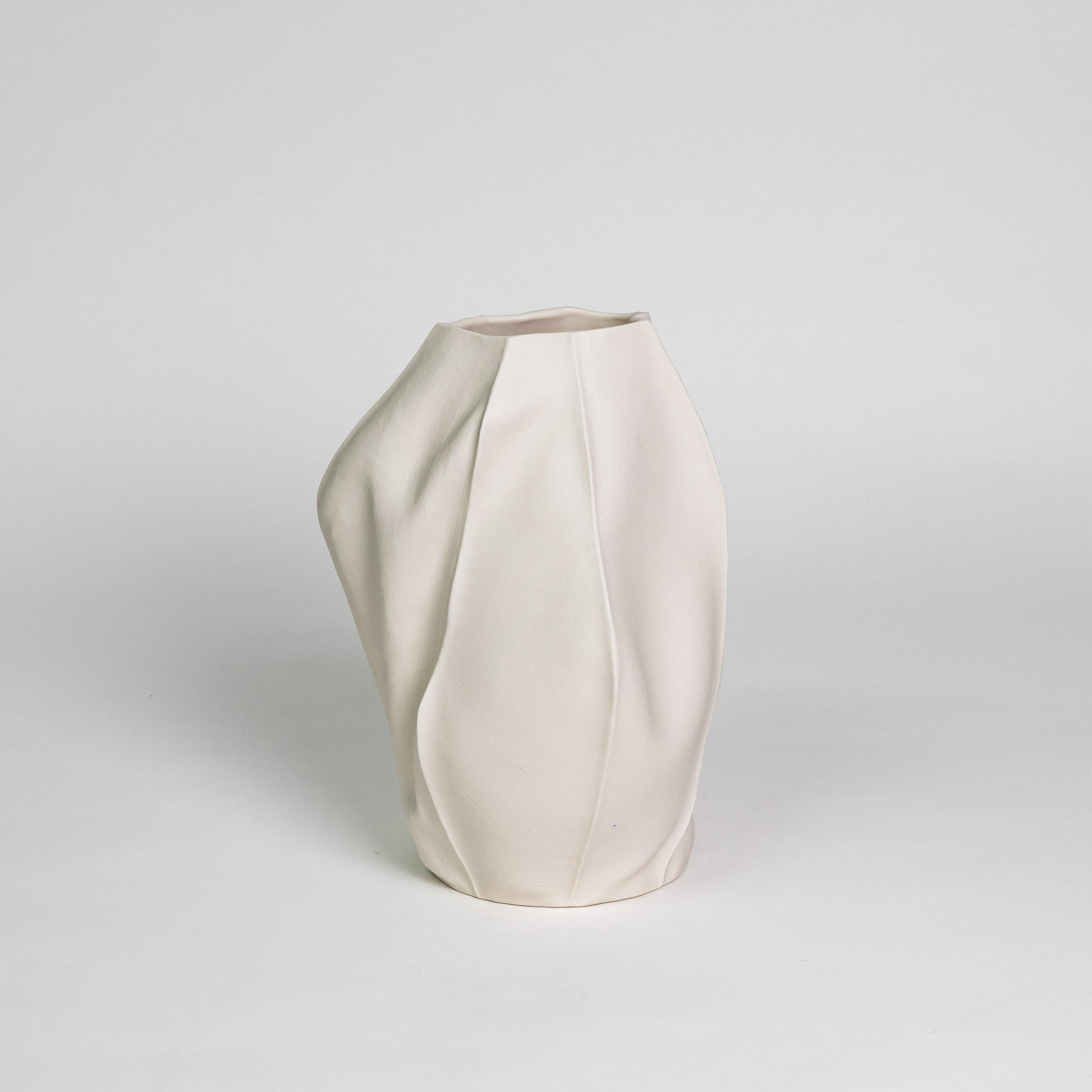 Fatto a mano Vaso organico in ceramica bianca, Kawa Vase 21, oggetto scultoreo in porcellana fatto a mano in vendita