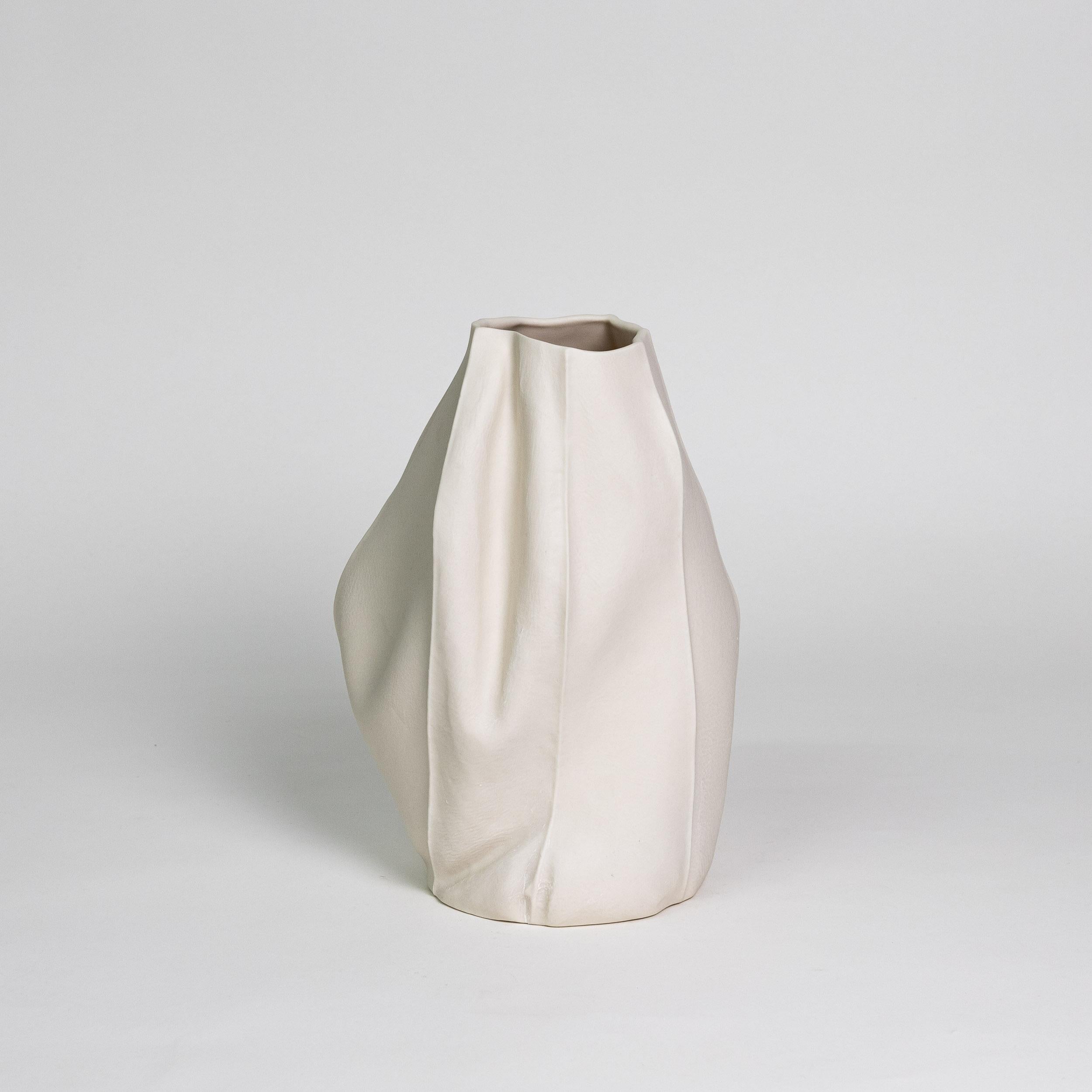Vaso organico in ceramica bianca, Kawa Vase 21, oggetto scultoreo in porcellana fatto a mano In condizioni Nuovo in vendita a Brooklyn, NY