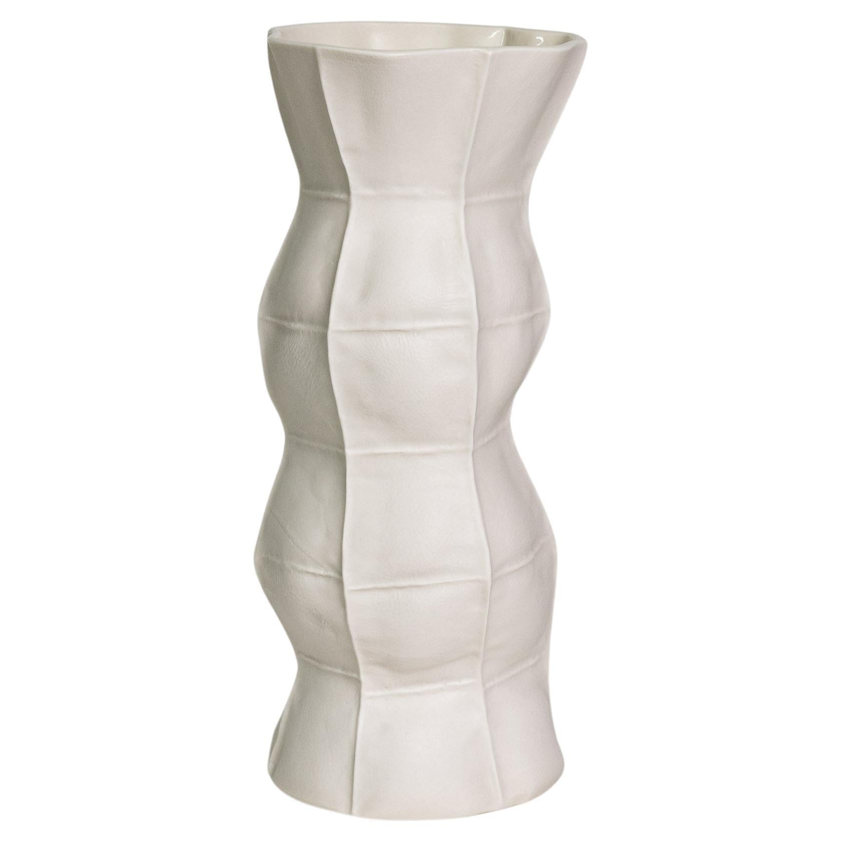 Weiße organische Keramikvase, Kawa Vase Zigzag, Skulpturales Porzellanobjekt