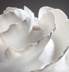 Sculpture en porcelaine organique blanche ondulante, Sandra Davolio