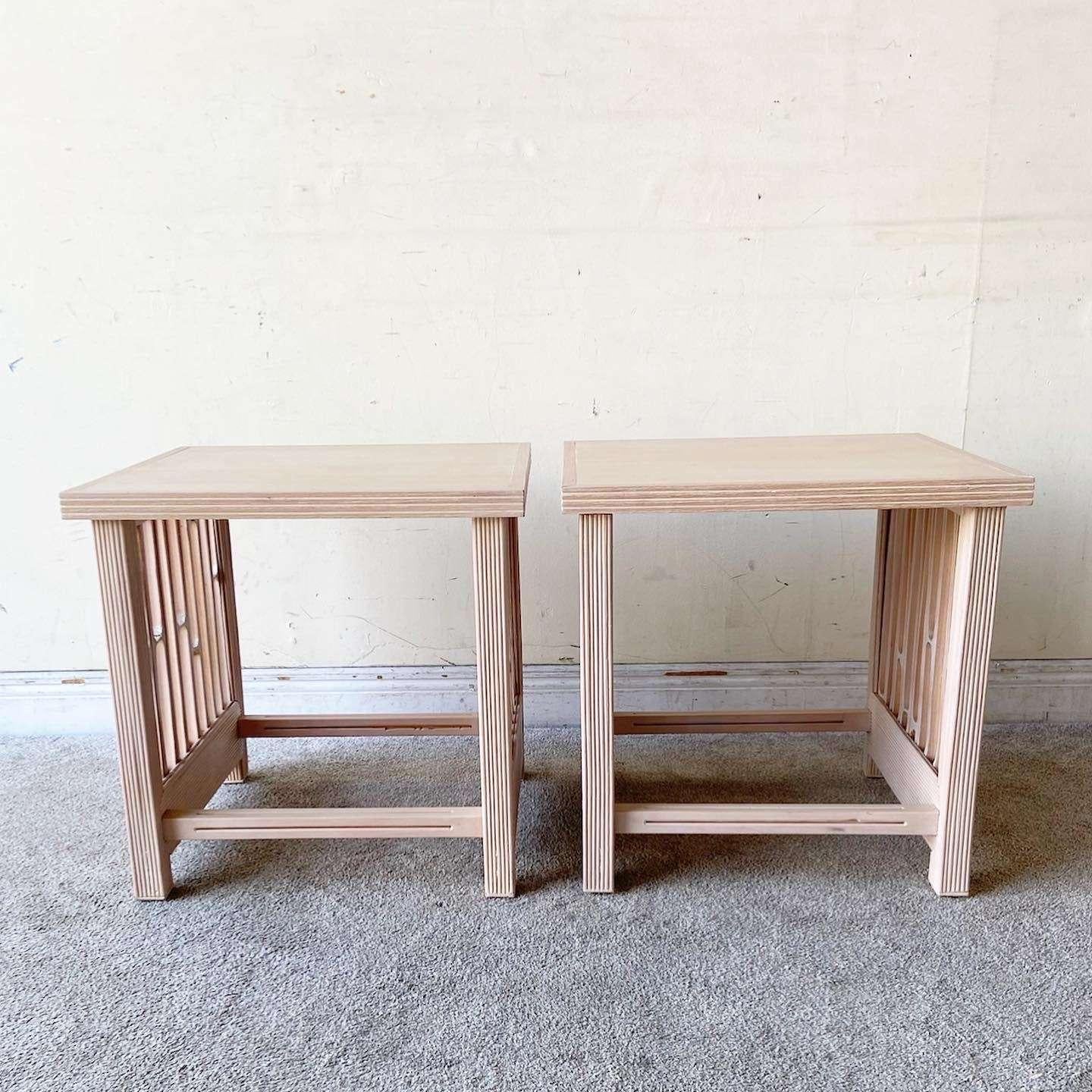 Exceptionnelle paire de tables d'appoint organiques modernes vintage. Chacune présente une finition lavée en blanc avec un cadre en roseau crayon et des côtés en bois sculpté.