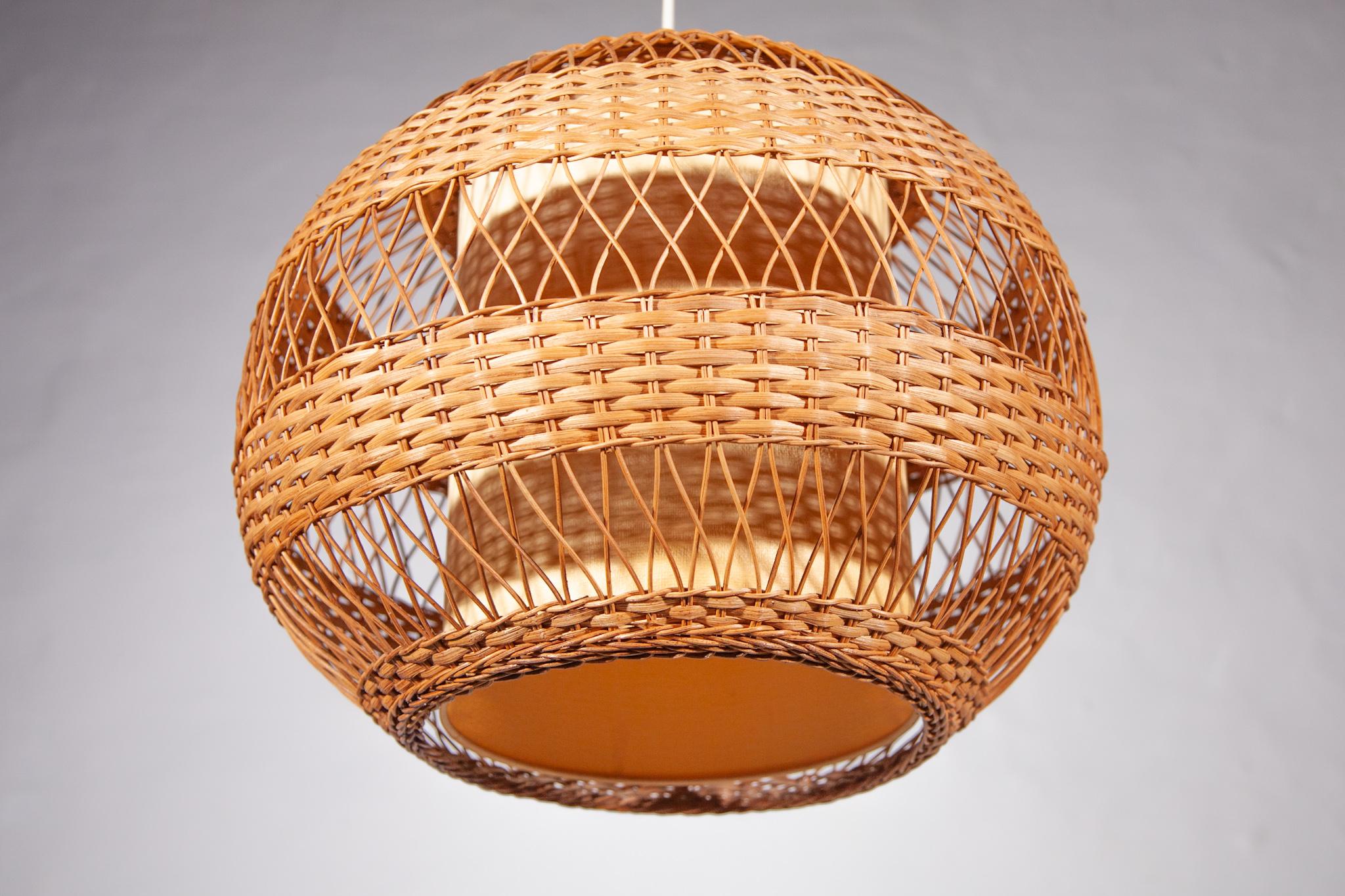 Organic Wicker Rattan Globe Pendant or Hanging Light, 1950s In Good Condition For Sale In Antwerp, BE