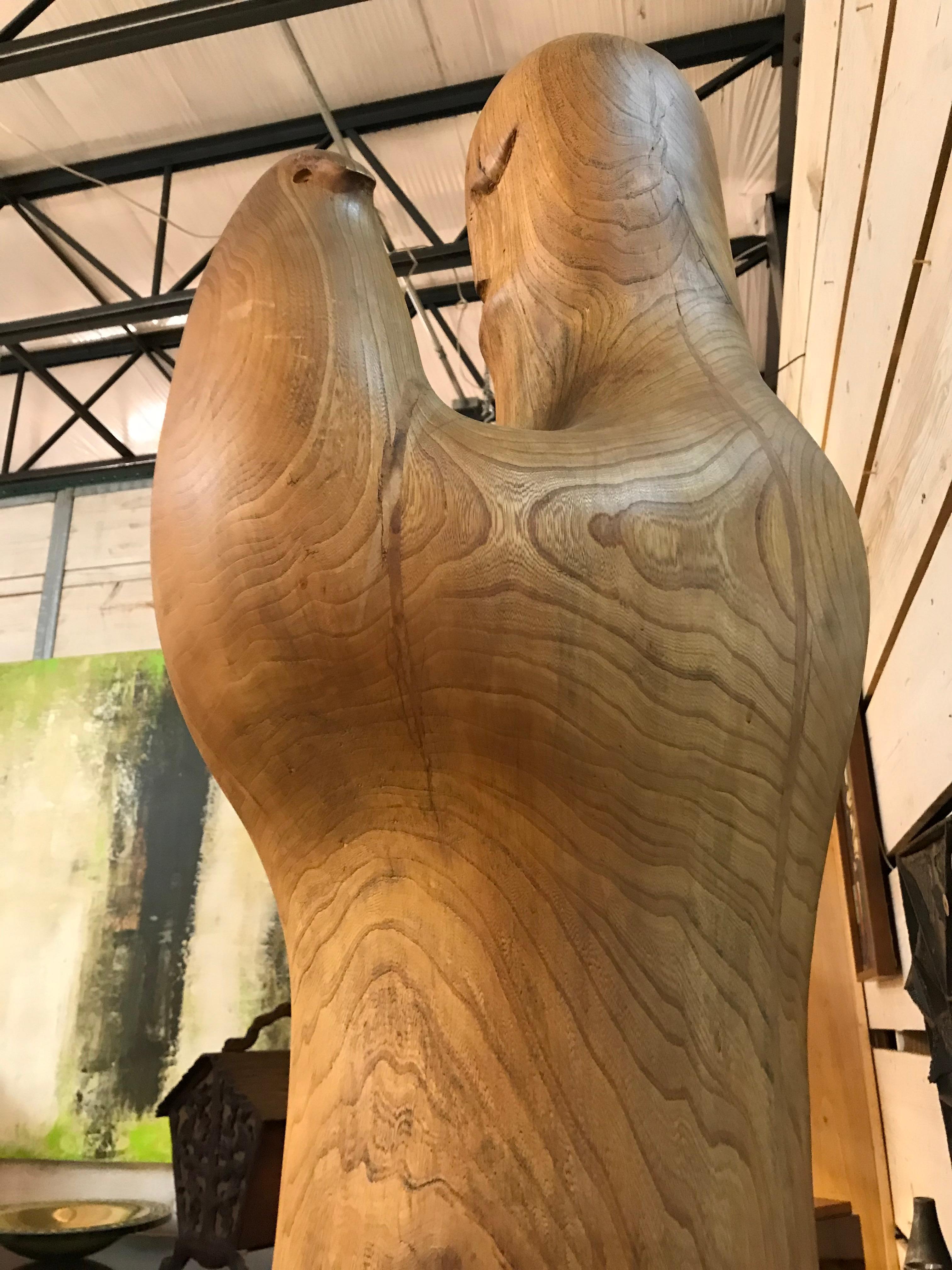 Esta sorprendente escultura, realizada en la década de 1970, encarna una estética orgánica que resuena con las formas naturales que se encuentran en la naturaleza. De pie, la pieza presenta una figura fluida y alargada que capta una sensación de