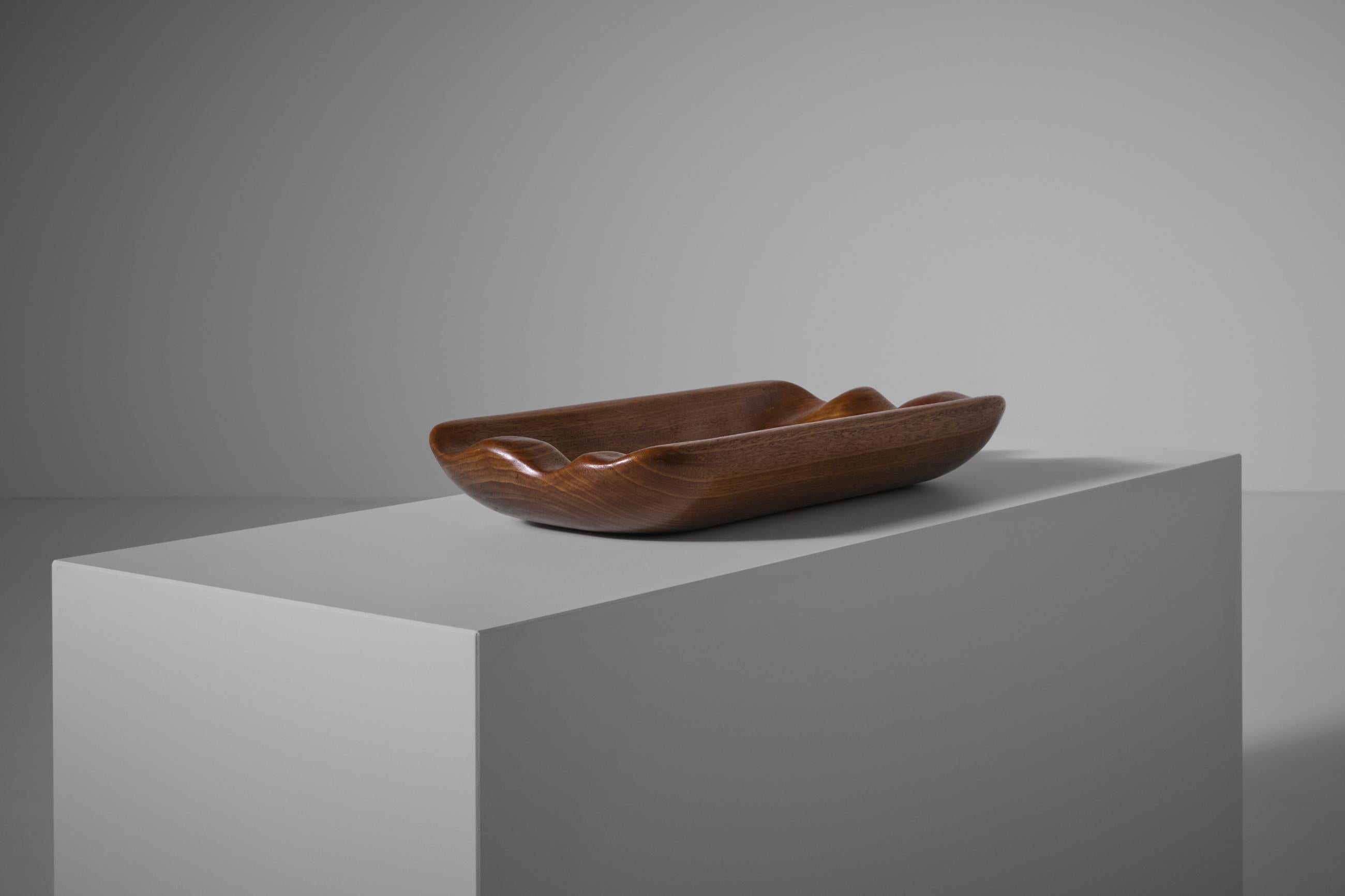 Organic Vide Poche France 1950's. The platter is hand carved out of solid Mahogany in the style of Alexandre Noll. Beautiful organic which fluently flow over into each other, made with a great feeling and technique.
The work comes from France, and
