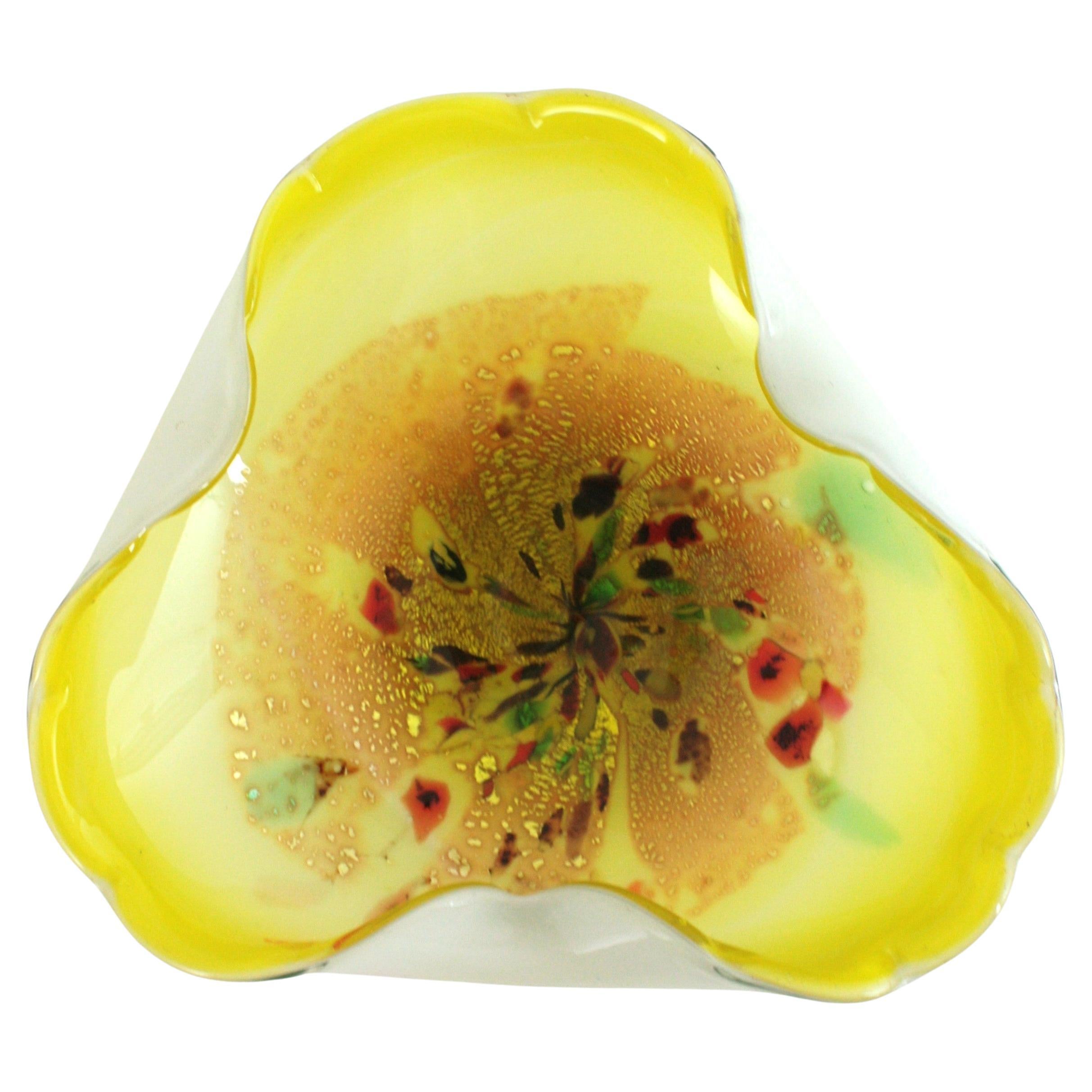 Ein von einer Art Murano Gelb und Weiß & Multi Color Murrine italienischen großen Kunstglasschale
Farbenfrohe Murano Millefiori-Schale aus organischem Glas mit Silberflecken. Italien, 1950er Jahre.
Diese auffällige Millefiori-Schale aus Murano-Glas
