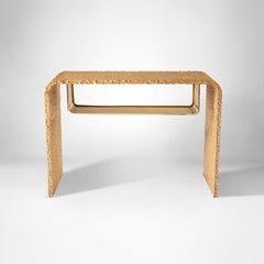 Consola maciza de roble tallada a mano de forma orgánica con estante colgante de latón