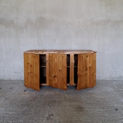 Aparador de artista esculpido orgánicamente a mano en madera maciza de pino de Oregón, Dinamarca años 60.