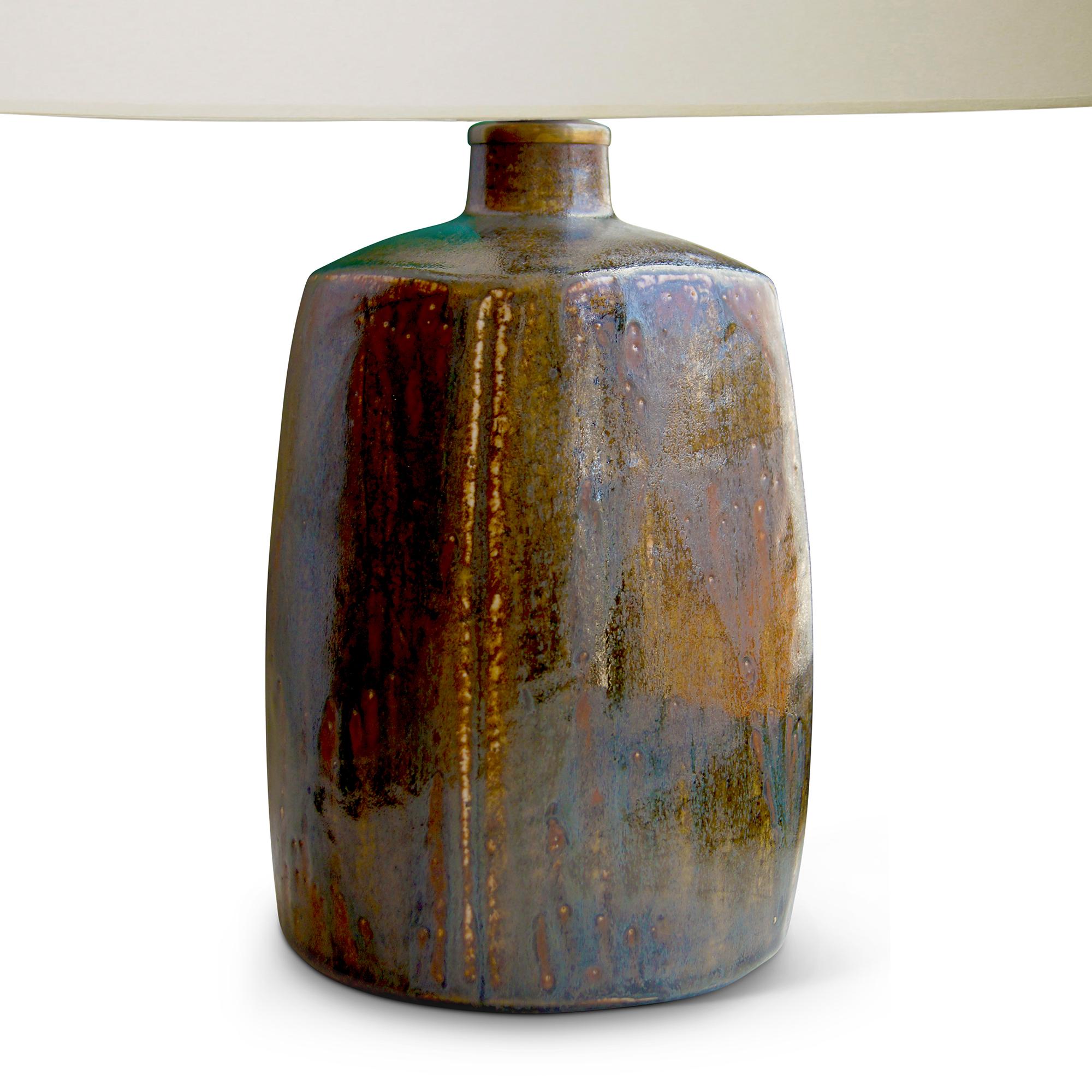 Table lamp by pioneering ceramist designer Eva Staehr Nielsen (1911-1976) for Saxbo, with an organically modeled rectangular base with swelling convex sides and plant-like creases along its corners, crafted in stoneware glazed in a lustrous raw