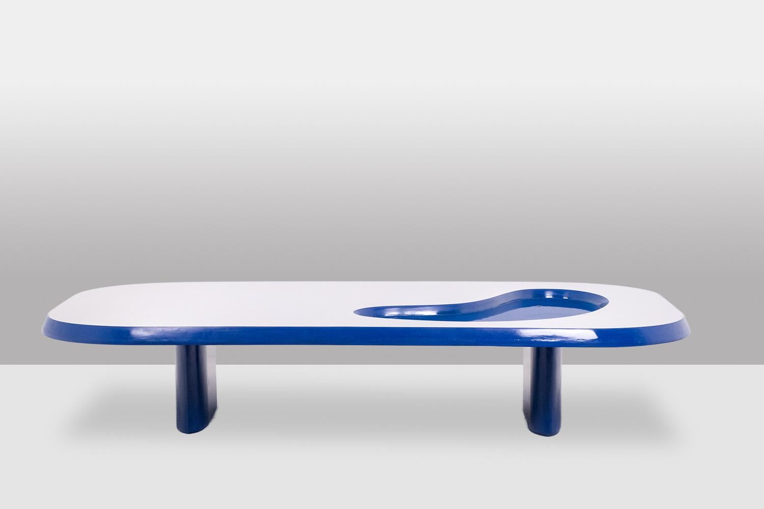 Organically shaped coffee table in aluminum and blue lacquer.

Work of contemporary French craftsmanship.

Dimensions: H 39 x W 200 x D 90 cm

Reference: LS65003009M