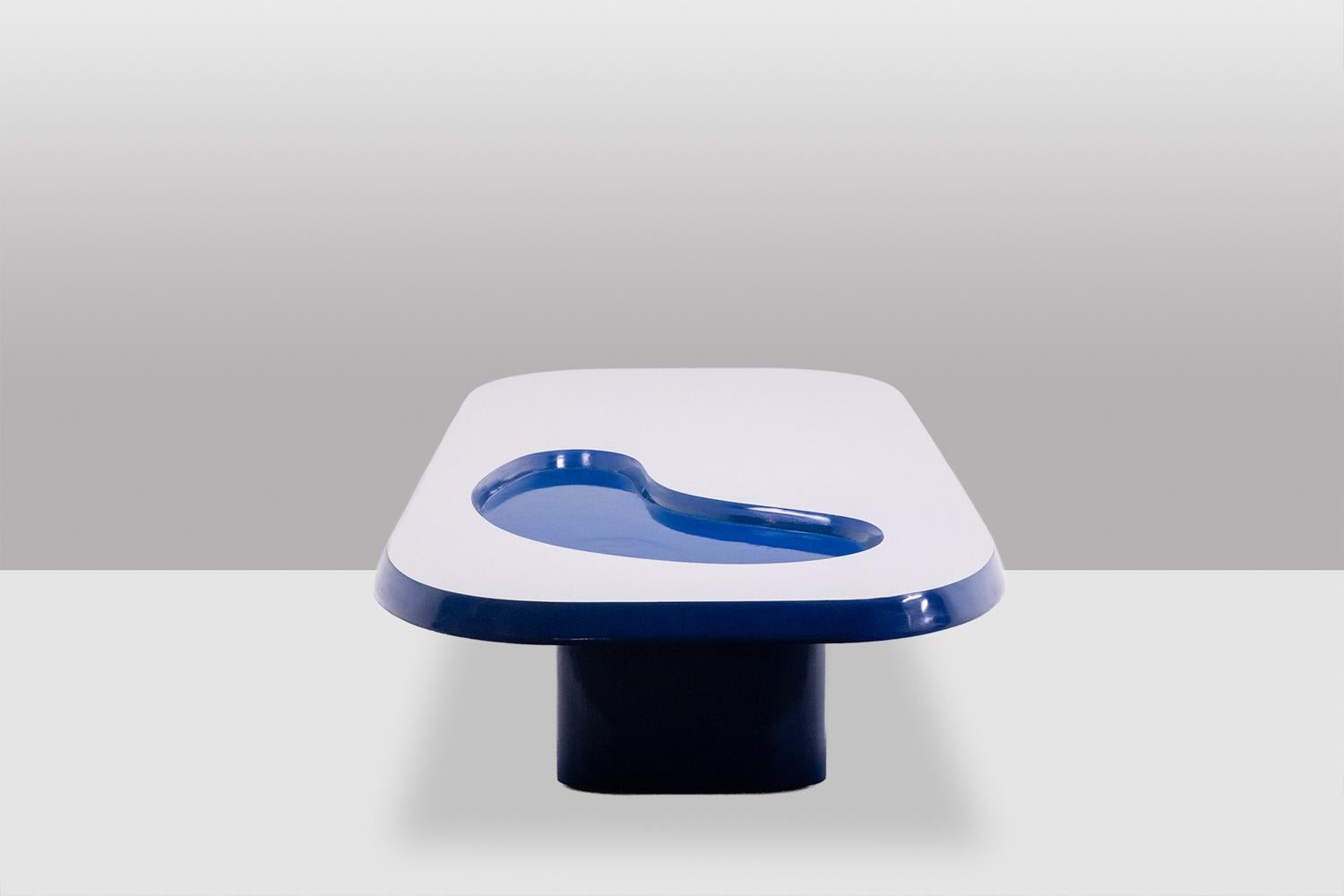 French Organically shaped coffee table in aluminum and lacquer. Contemporary. For Sale