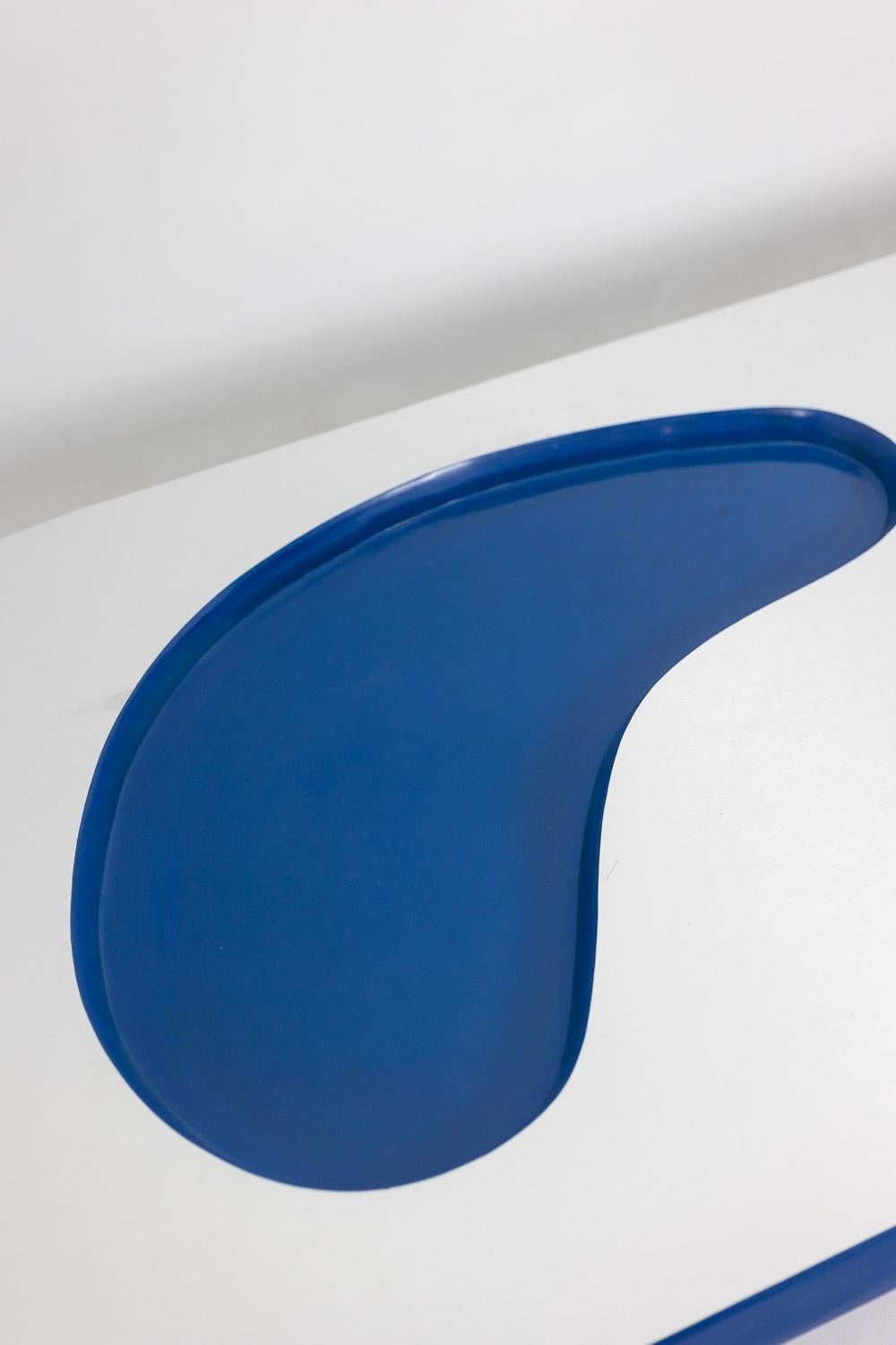 Organically shaped coffee table in aluminum and lacquer. Contemporary. In Excellent Condition For Sale In Saint-Ouen, FR