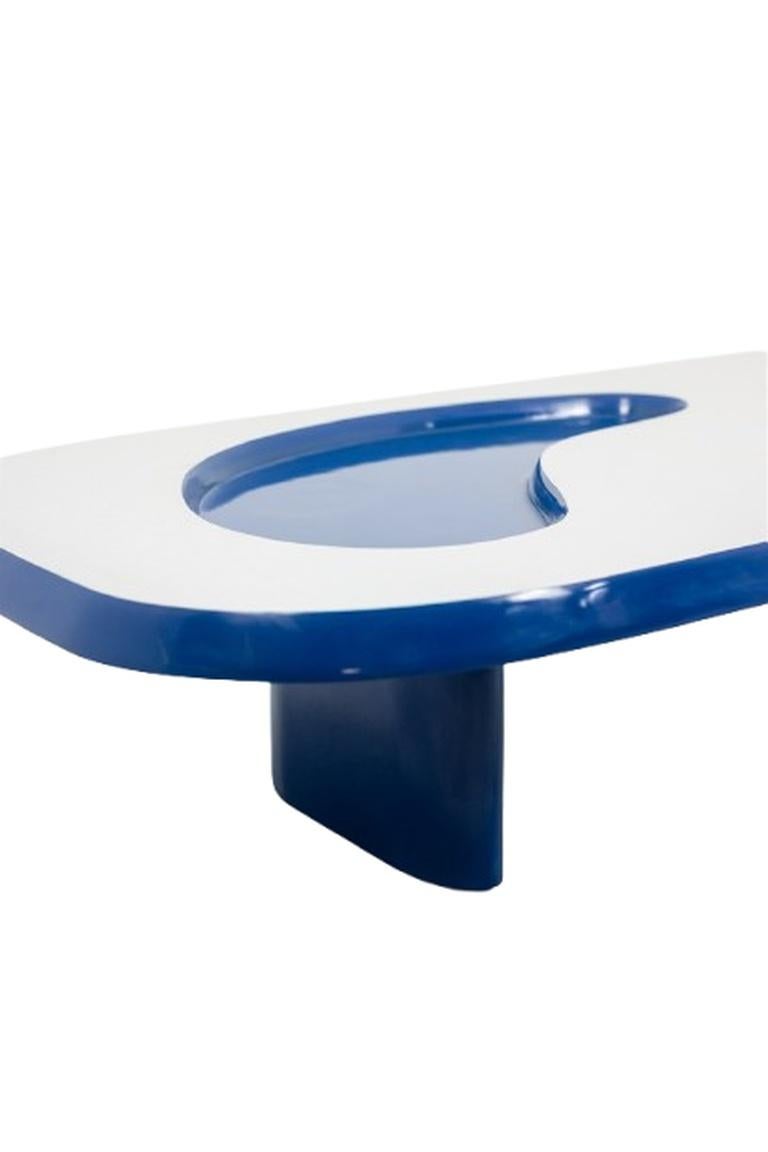 Aluminum Organically shaped coffee table in aluminum and lacquer. Contemporary. For Sale