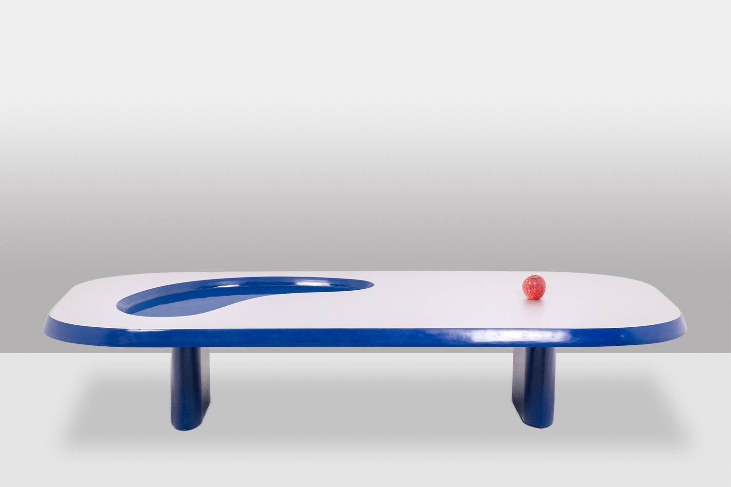 Organically shaped coffee table in aluminum and lacquer. Contemporary. For Sale 2