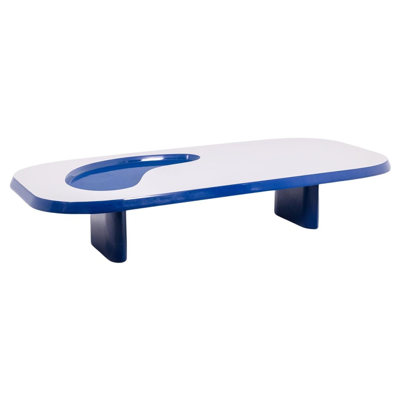 Organically shaped coffee table in aluminum and lacquer. Contemporary. For Sale