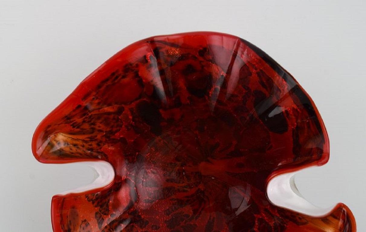 Organically shaped Murano bowl in mouth blown art glass. 
Red shades. Italian design, 1960s.
Measures: 20 x 5.5 cm.
In excellent condition.