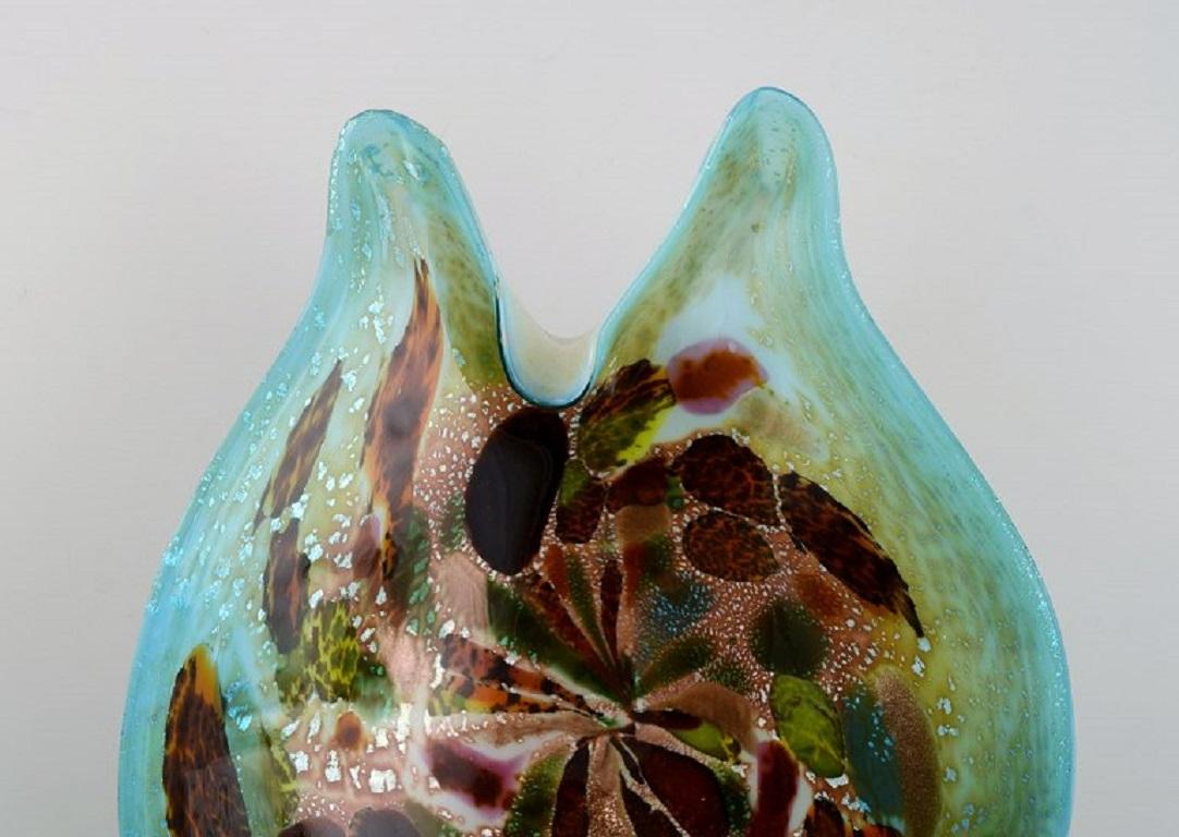 Coupe de Murano de forme organique en verre d'art polychrome soufflé à la bouche. 
Fond turquoise. Design italien, années 1960.
Dimensions : 22,5 x 6,5 cm : 22,5 x 6,5 cm.
En excellent état.
