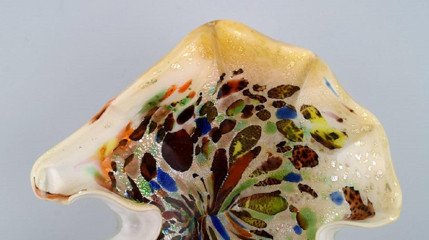 Organically shaped Murano bowl in polychrome mouth-blown art glass with wavy edge. Italian design, 1960s.
Measures: 20 x 6 cm
In excellent condition.