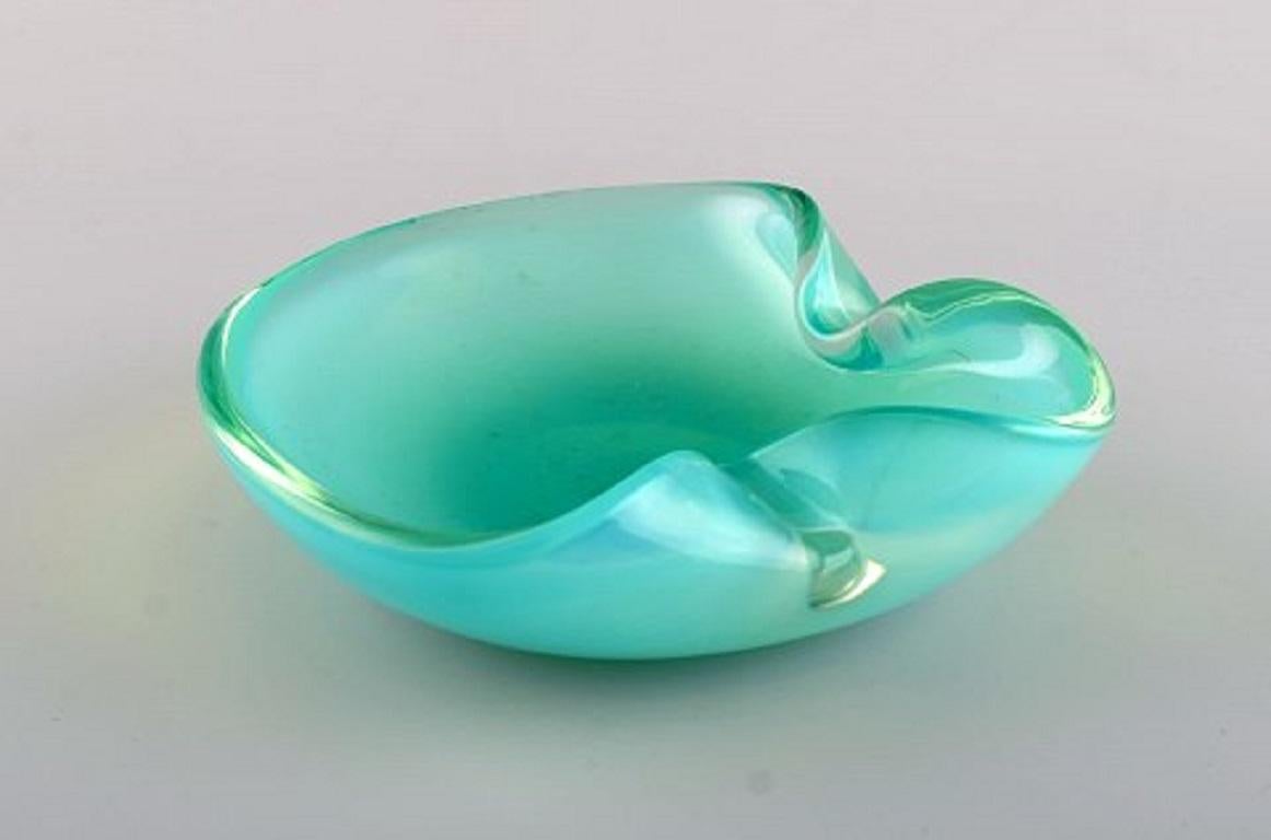 Organically shaped Murano bowl in turquoise mouth-blown art glass. Italian design, 1960s.
Measures: 16 x 6 cm.
In perfect condition.