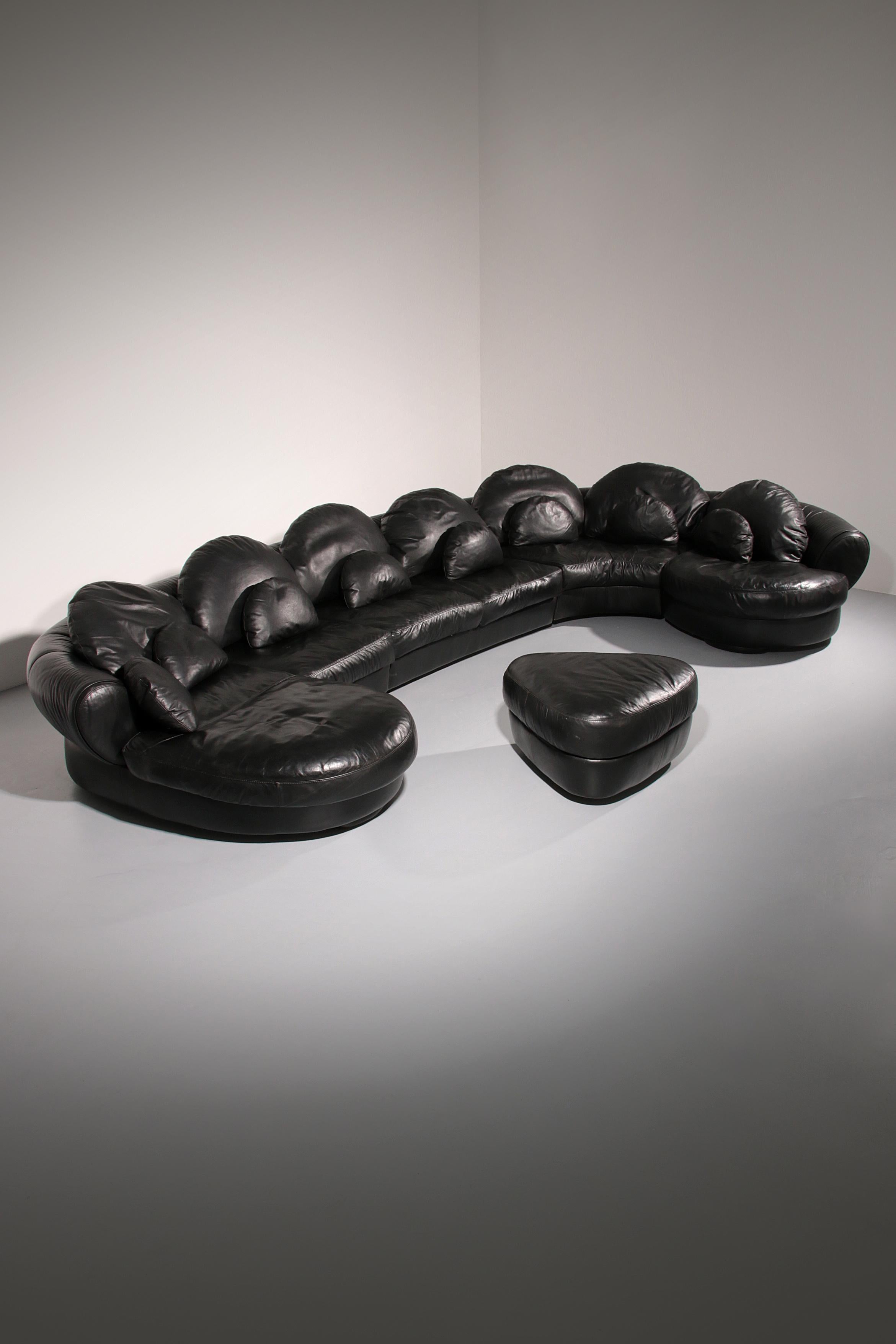 

Entra en un mundo donde la comodidad se une al arte con este extraordinario sofá seccional de los años 80. Fabricado en Europa durante el apogeo del diseño posmoderno, este sofá es algo más que un asiento: es una declaración de intenciones. Sus