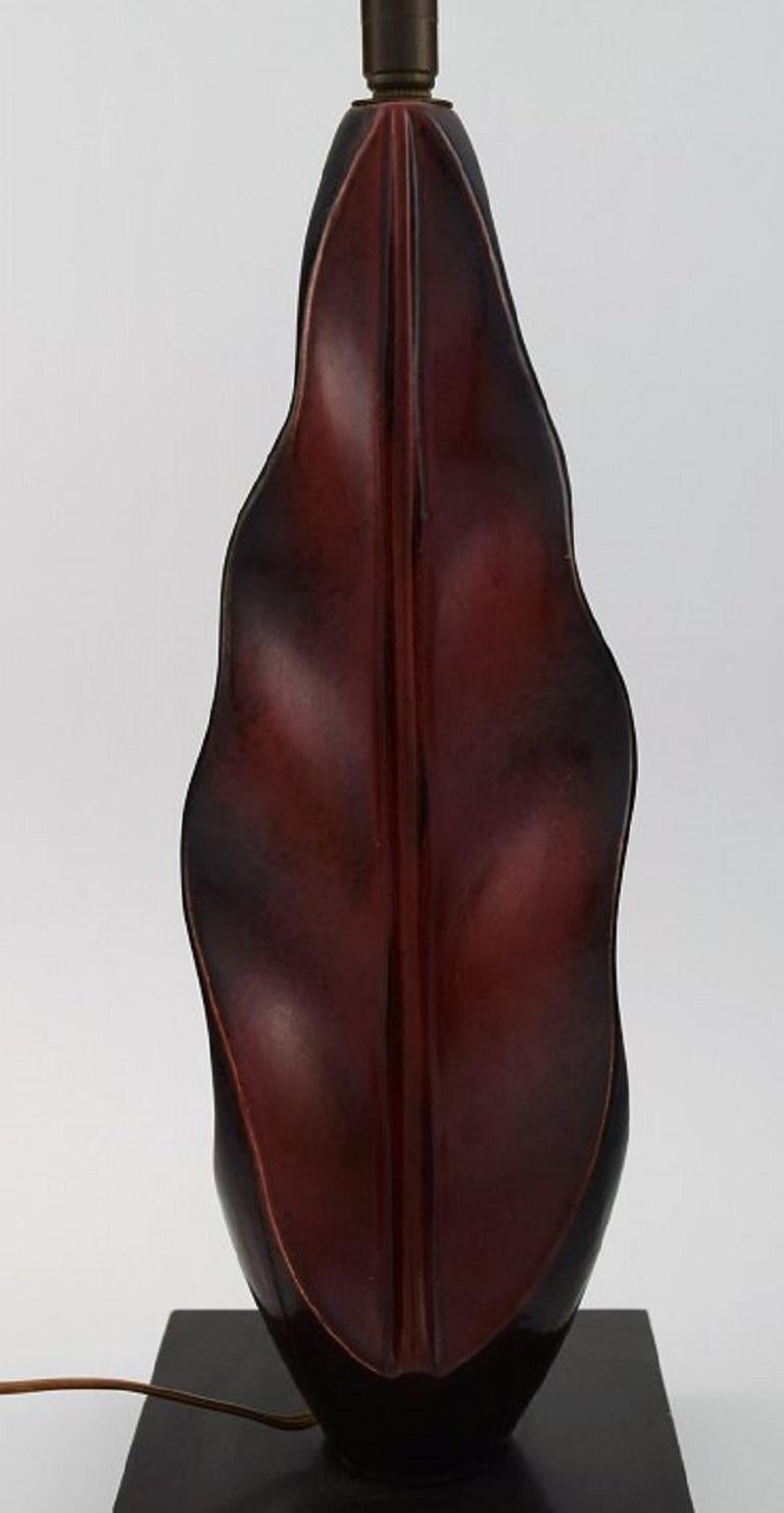 Lampe de table de forme organique en bois peint à la main sur socle. Milieu du 20e siècle.
Mesures : 37 x 15 cm (hors douille).
En parfait état.
 
