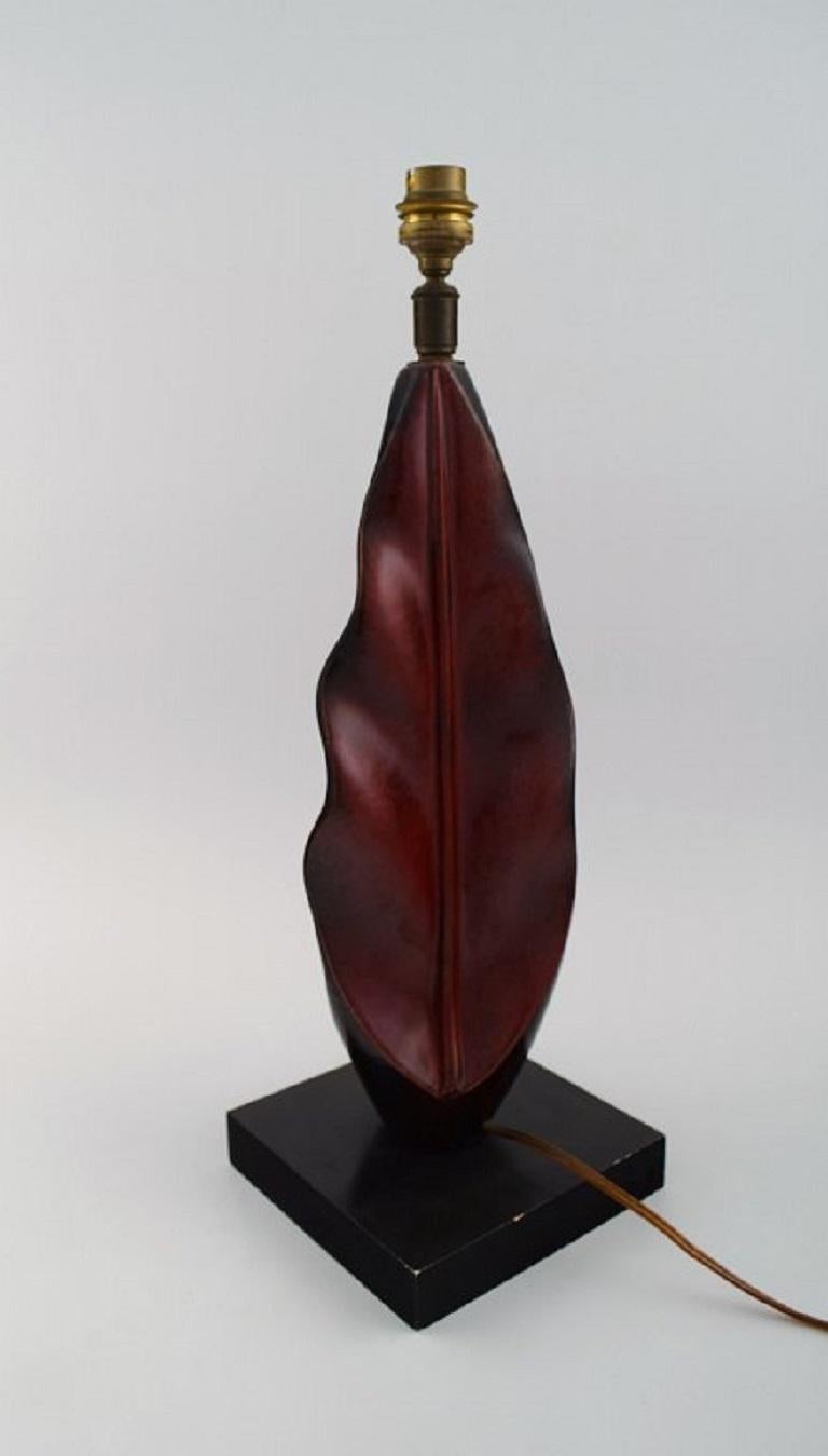 Unknown Organically Shaped Table Lamp in Hand-Painted Wood on Base, Mid-20th Century For Sale