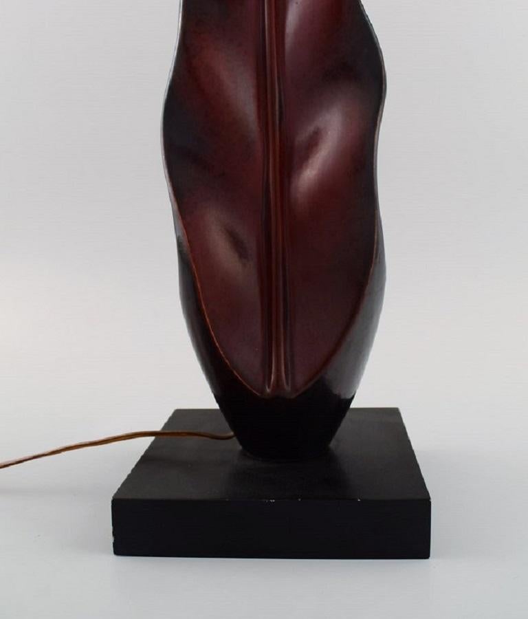 Bois Lampe de table de forme organique en bois peint à la main sur socle, milieu du 20e siècle en vente