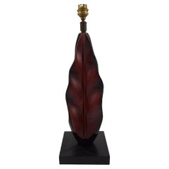Organisch geformte Tischlampe aus handbemaltem Holz auf Sockel, Mitte des 20. Jahrhunderts