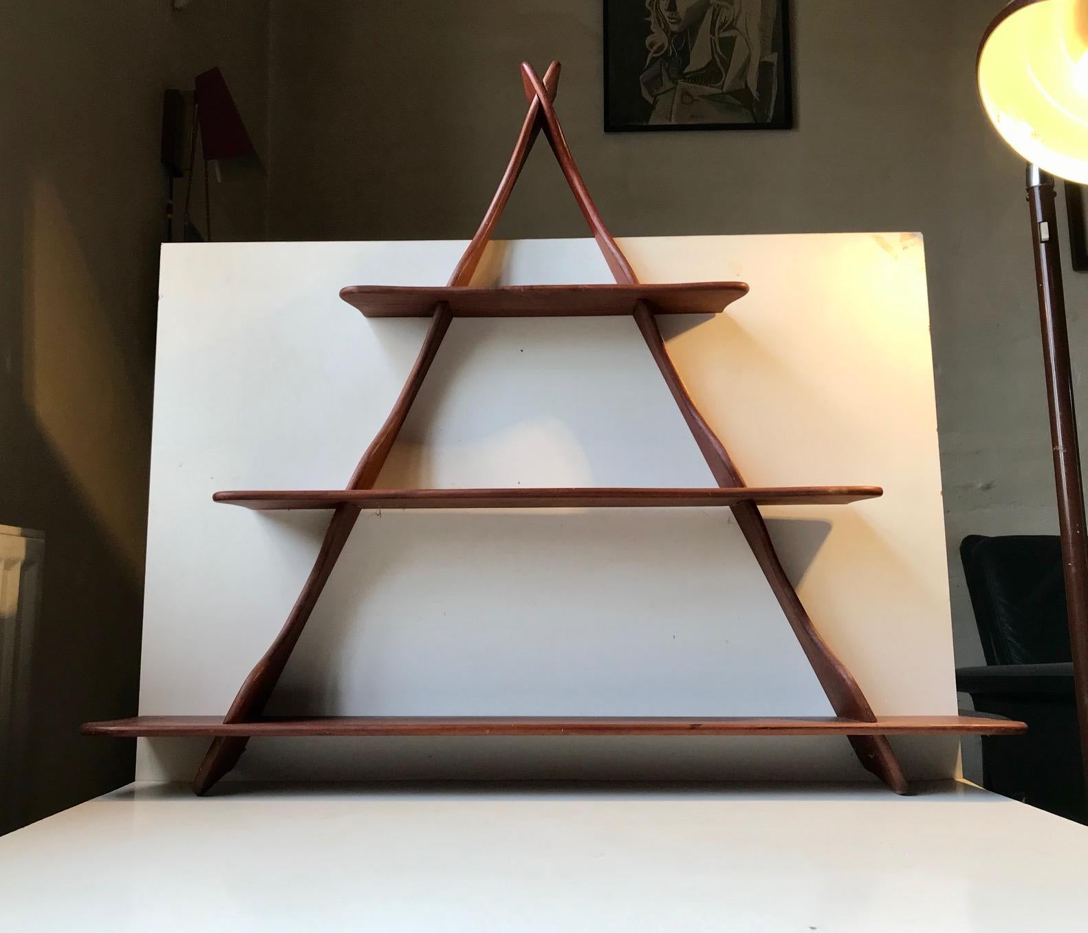Dreieckiges Regal mit abgerundeten Profilen, entworfen von Peder Moos in Zusammenarbeit mit seinen Studenten an der Architektenschule in Kopenhagen. Geeignet als Gewürzregal oder zum Ausstellen von kleinen Sammlerstücken. Es wird ohne