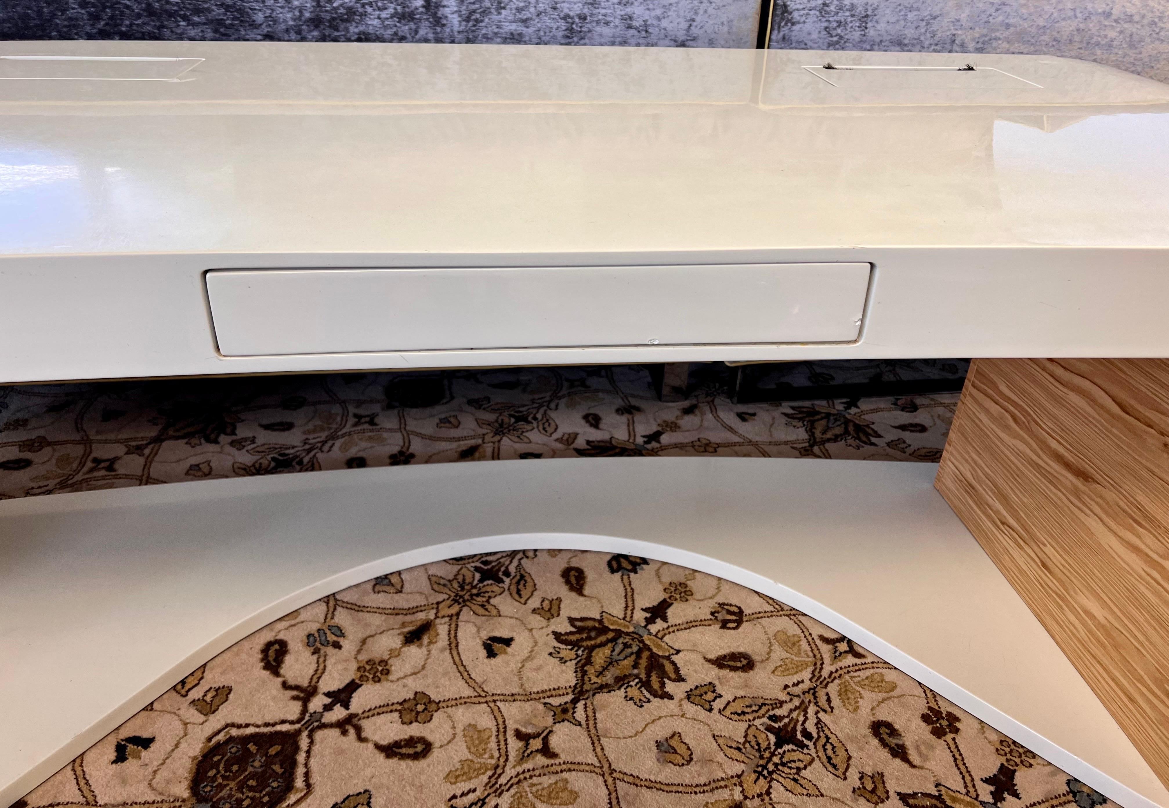 Organically Shaped White Lacquered Sculptural Babini Goggle Desk Table M/I Italy In Good Condition In West Hartford, CT