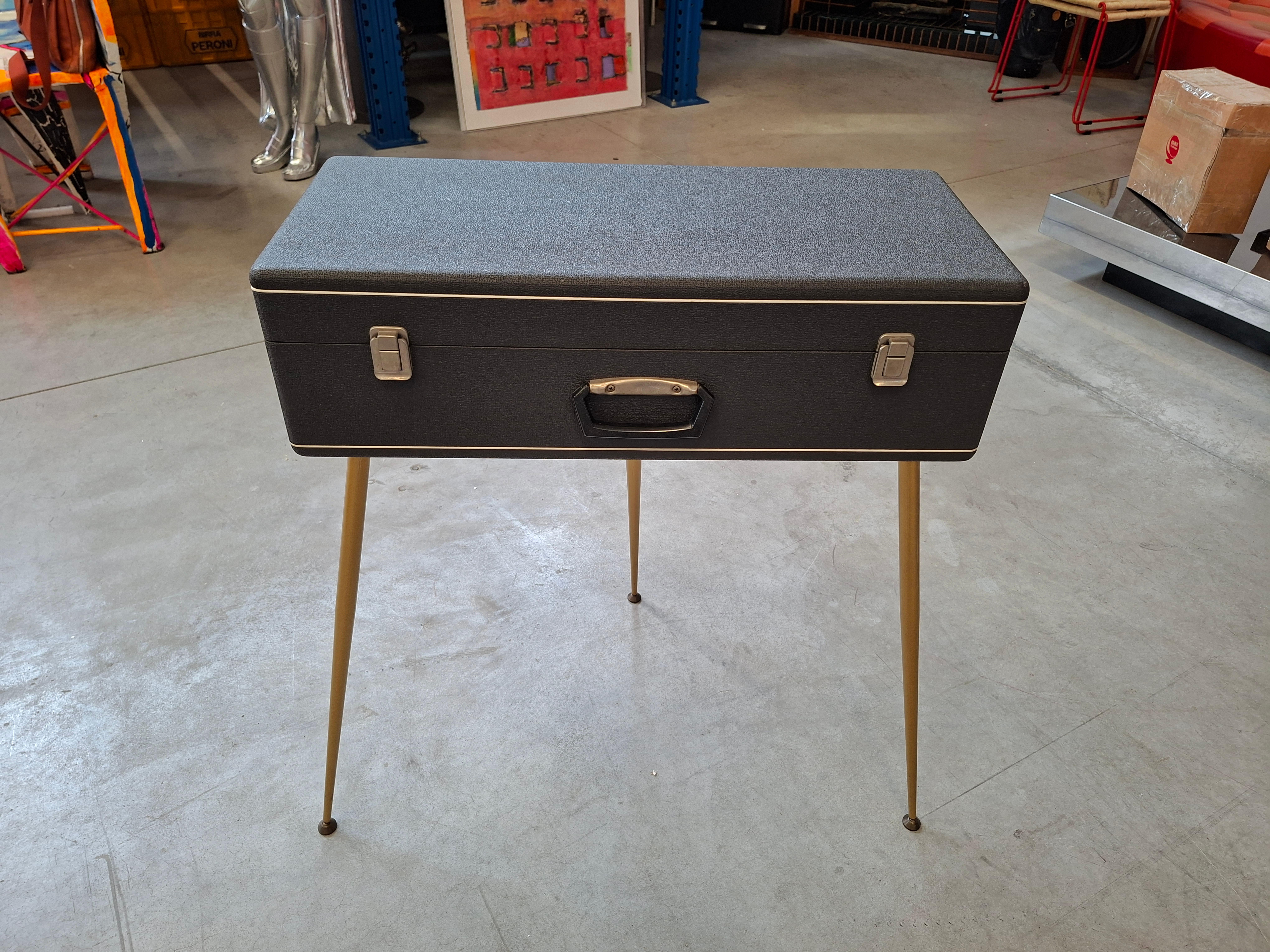 Vous êtes à la recherche d'un morceau d'histoire de la musique au charme vintage inimitable ?

Mettez la main sur ce magnifique orgue électronique Companion 49, un véritable bijou pour les collectionneurs, les amateurs de vintage et les musiciens à
