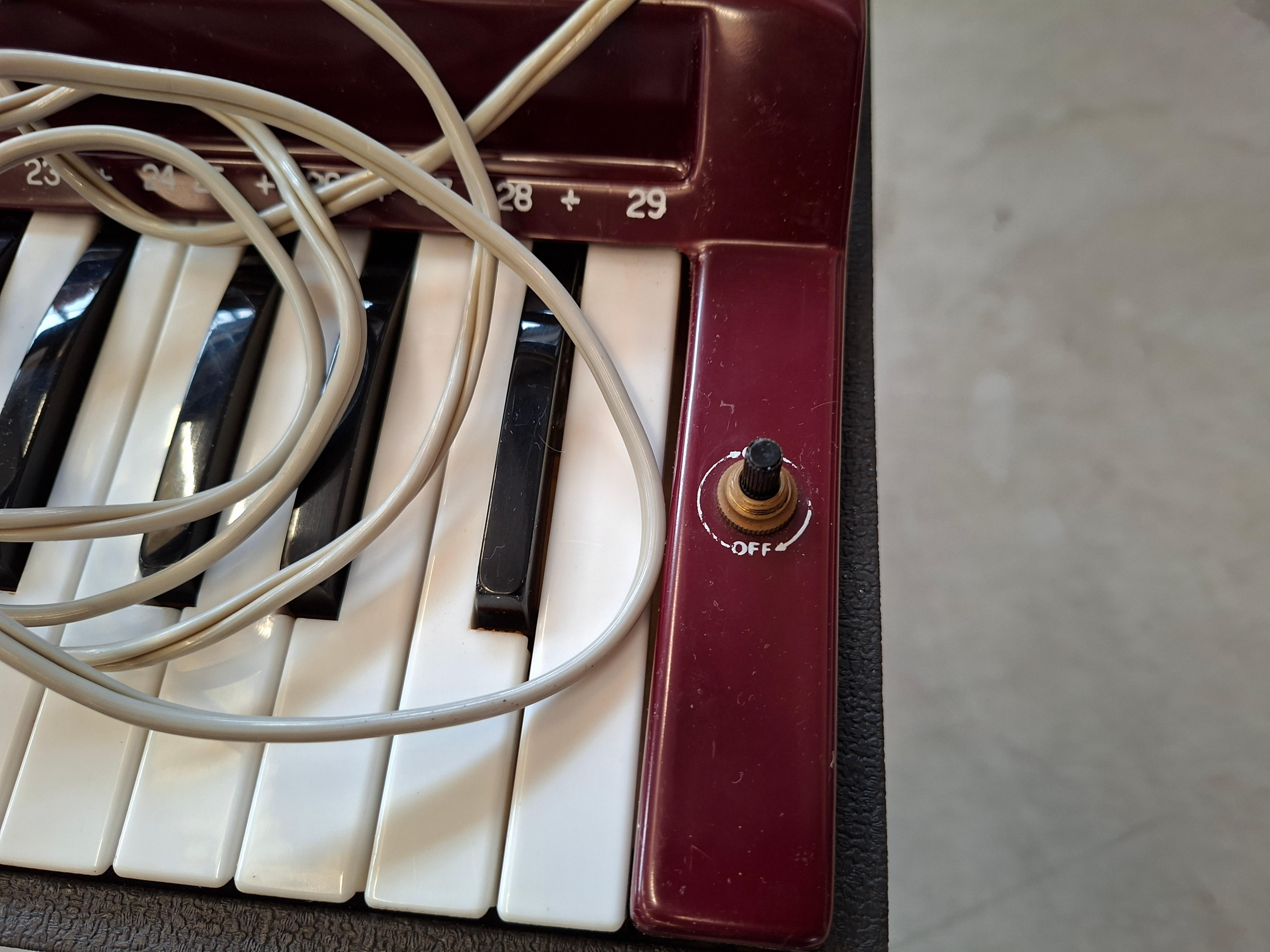 Fer Orgue électronique Companion 49 d'époque avec pieds d'origine en vente
