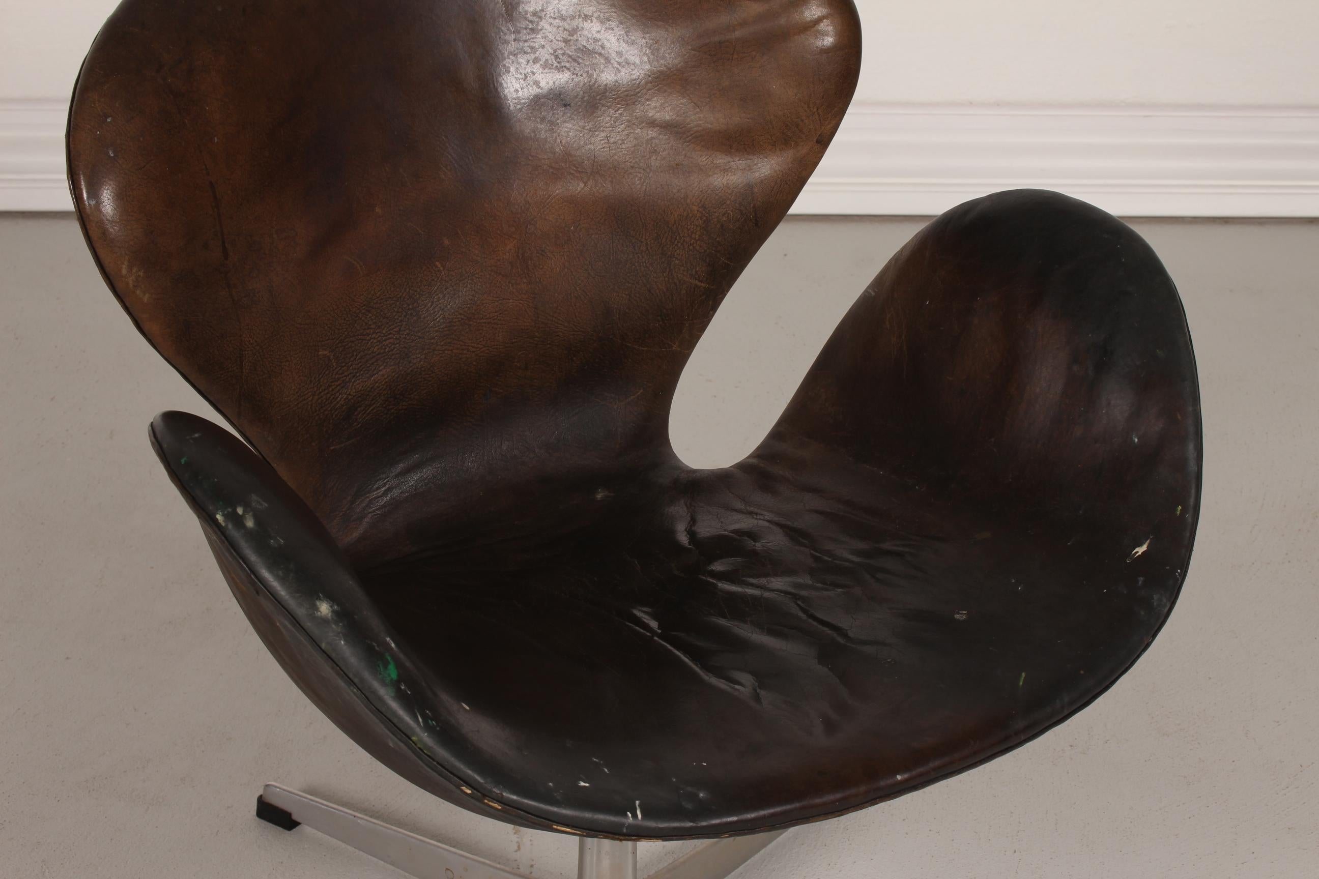 Mid-Century Modern Original 1960s Arne Jacobsen Black Leather Swan Chair 3320 with Heavy Patina
