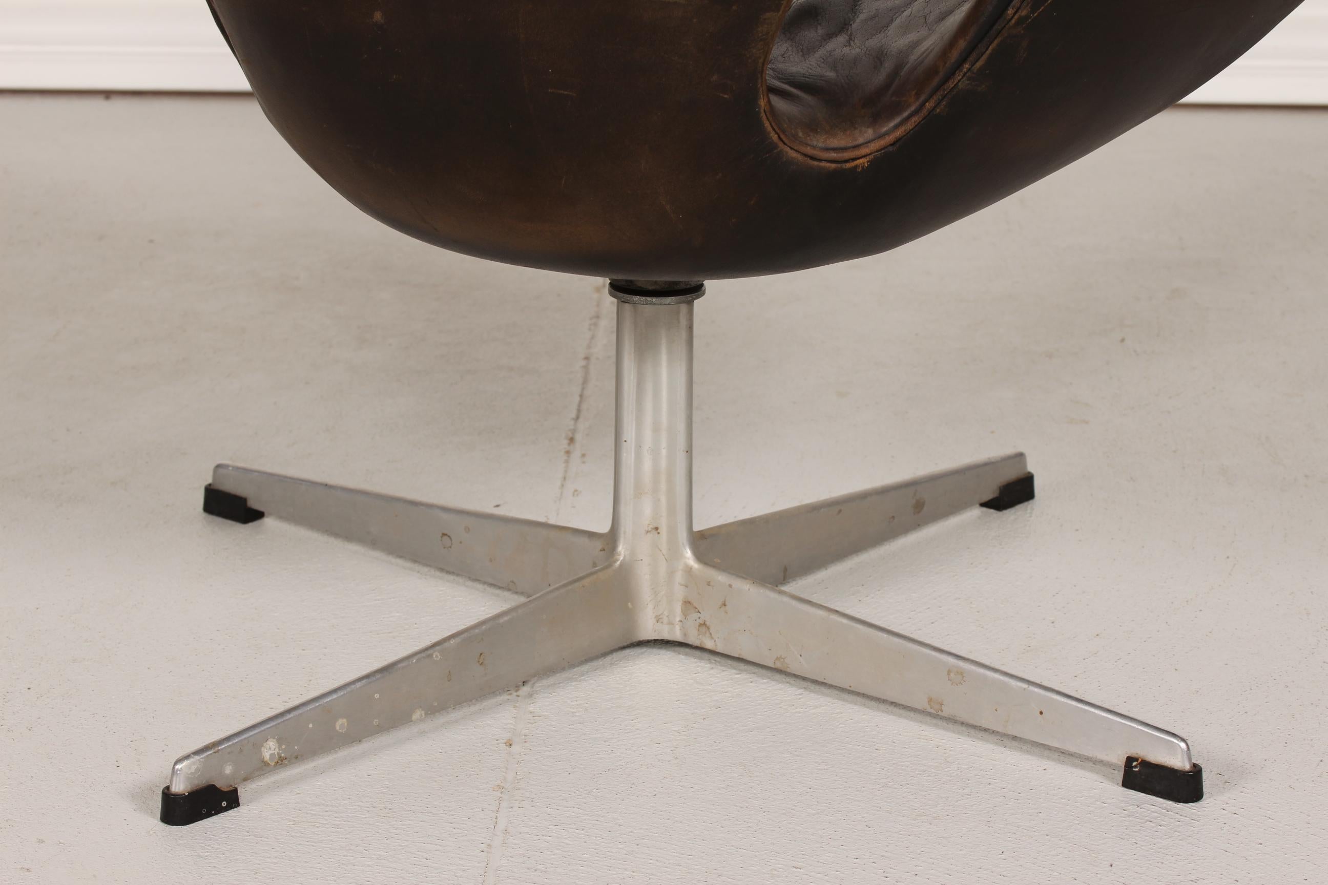 Danish Original 1960s Arne Jacobsen Black Leather Swan Chair 3320 with Heavy Patina