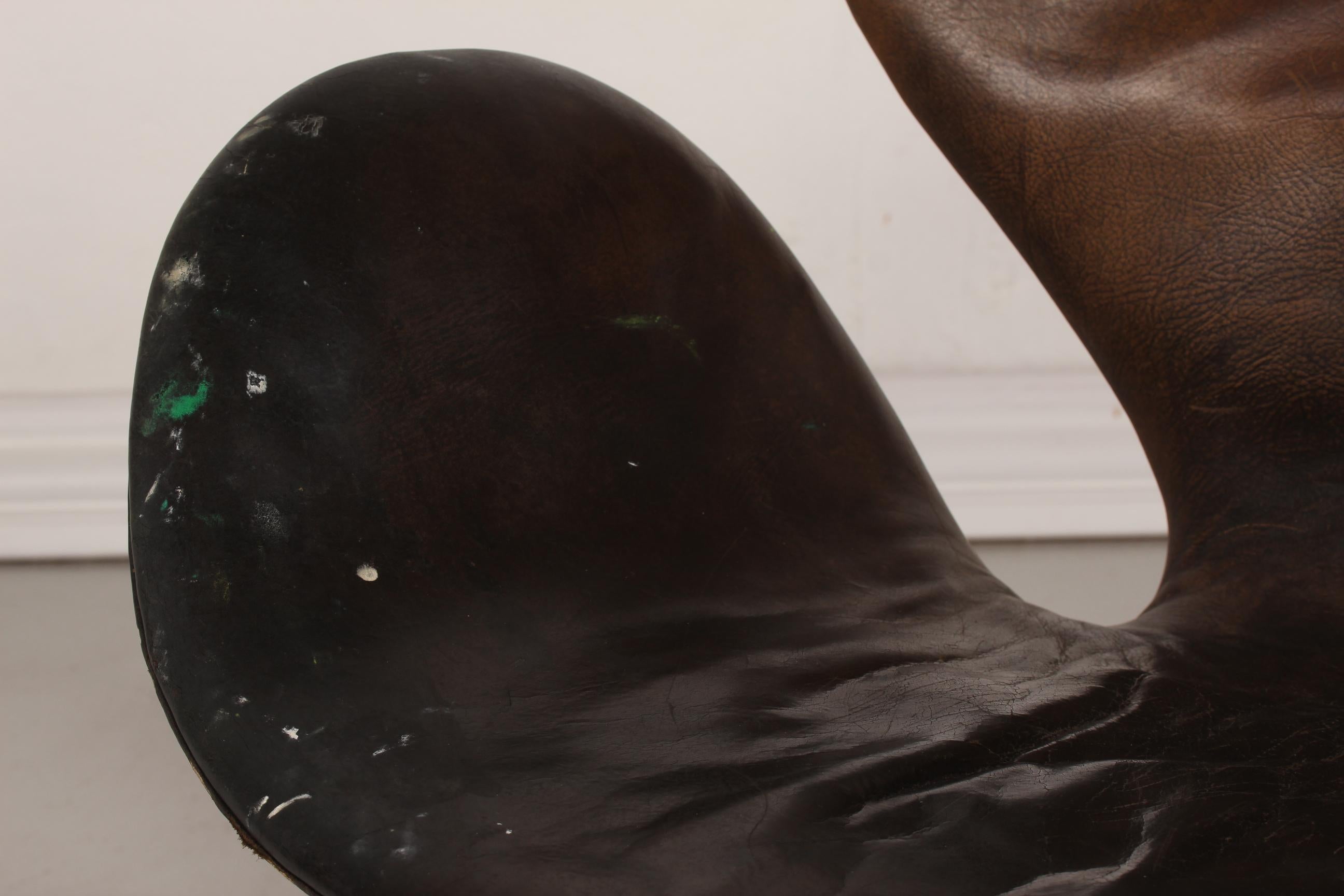 Original 1960s Arne Jacobsen Black Leather Swan Chair 3320 with Heavy Patina In Distressed Condition In Aarhus C, DK