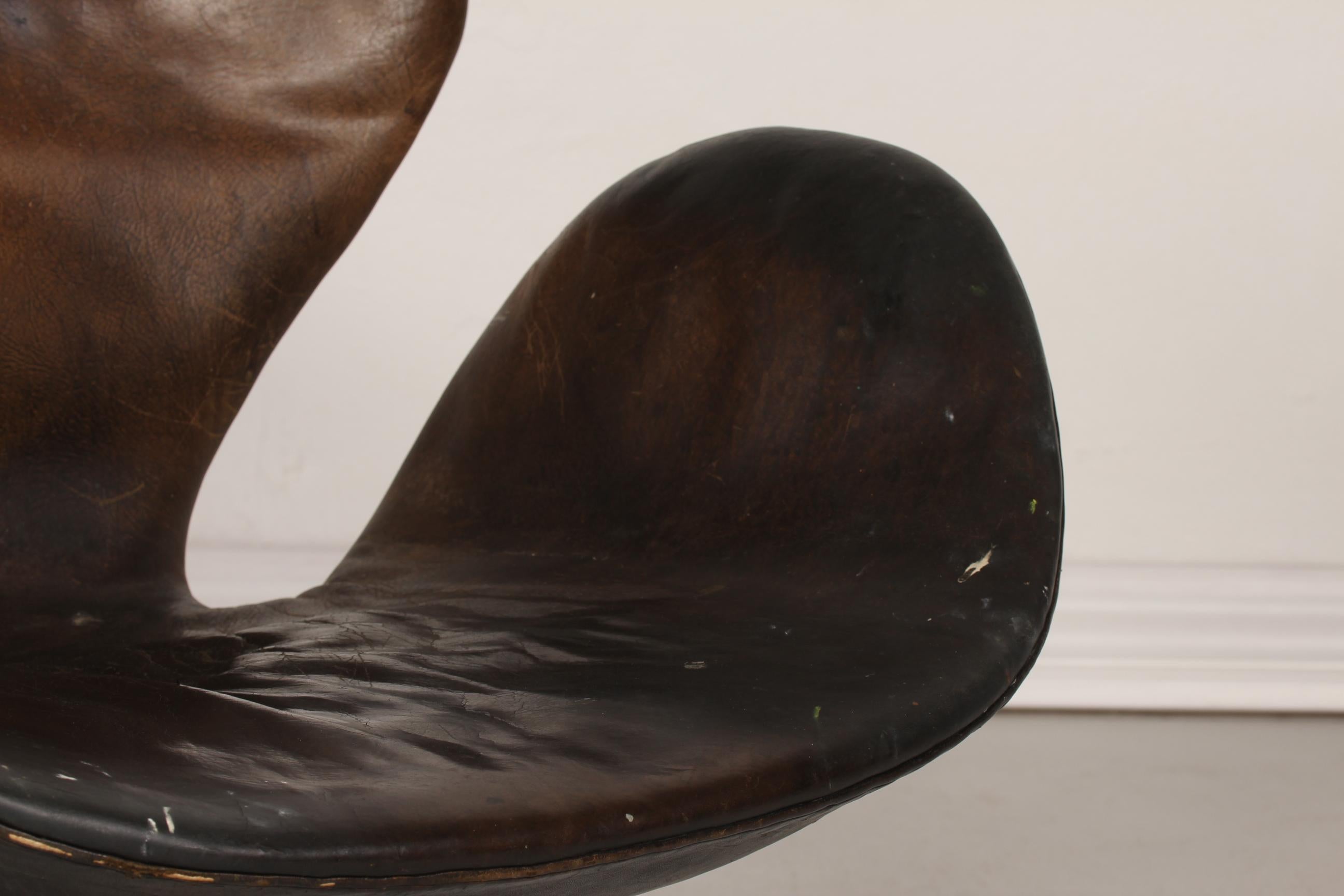 Mid-20th Century Original 1960s Arne Jacobsen Black Leather Swan Chair 3320 with Heavy Patina