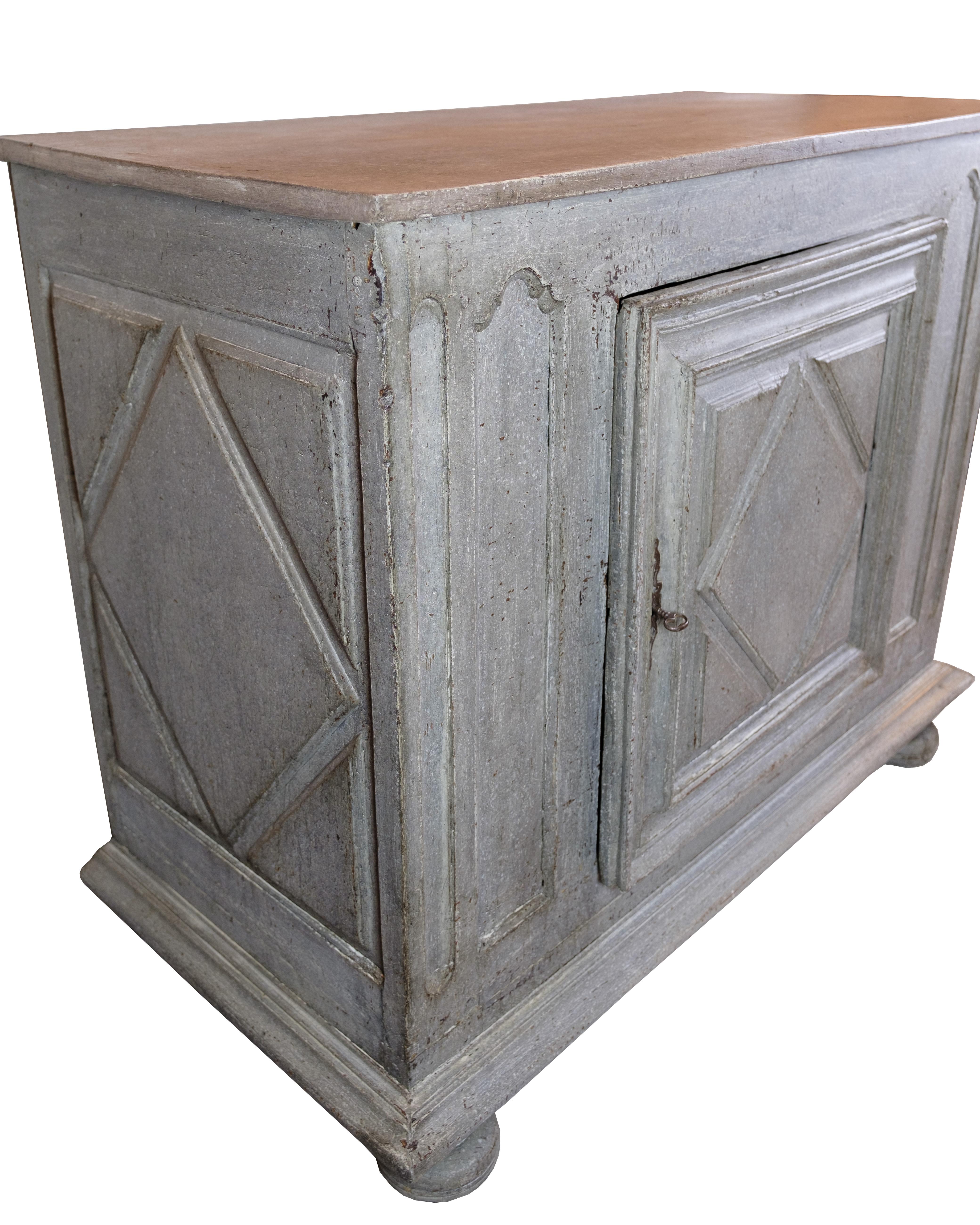 Original bemalter Speiseschrank aus den 1720er Jahren spanischen Ursprungs, grau. Lebensmittelschränke dienten zur Aufbewahrung von Lebensmitteln und zum Schutz vor Schädlingen in einer Zeit, als es noch keine modernen Kühlschränke gab. Diese