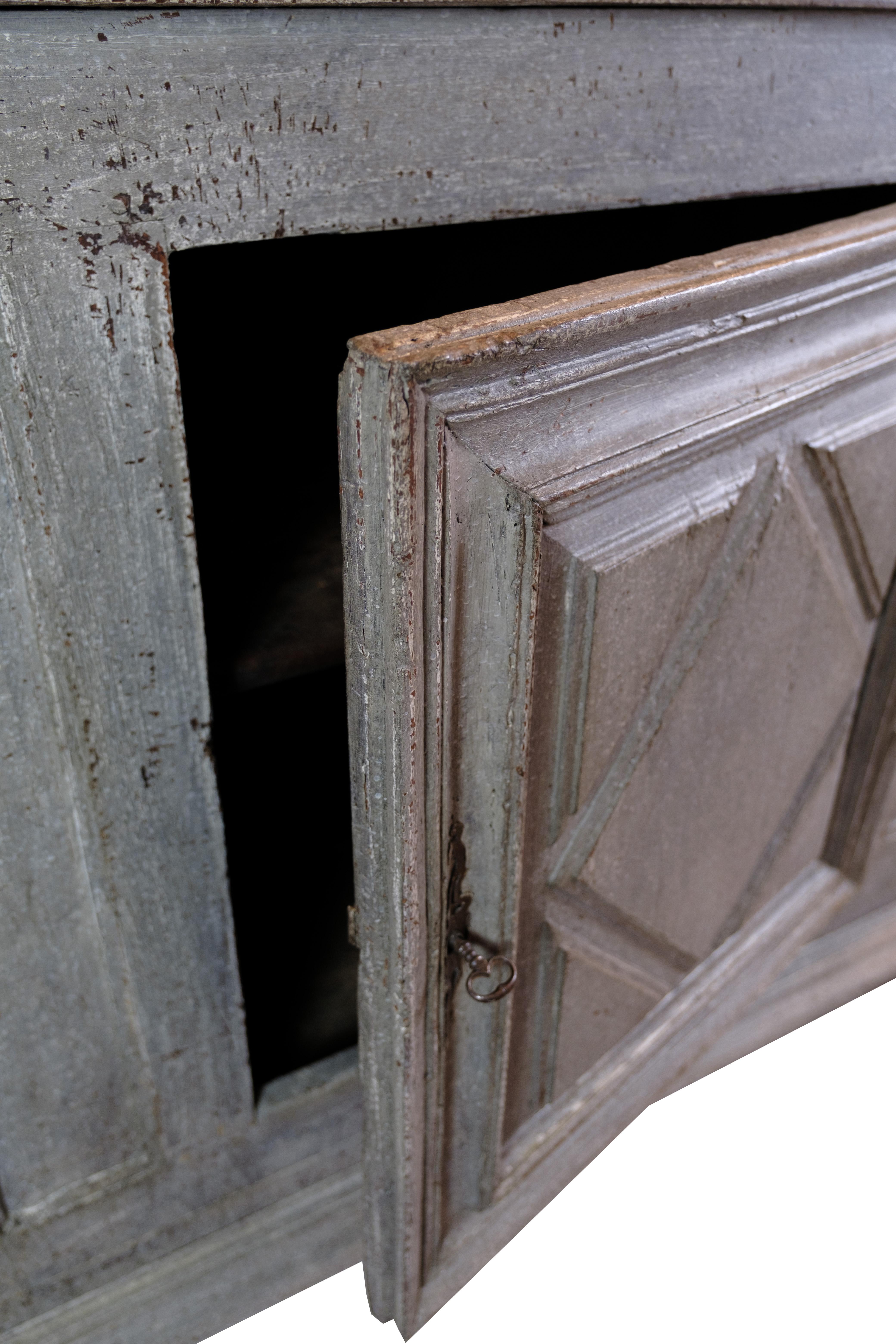 Orginal gemalt Lebensmittel Schrank in grau aus 1720s gemalt (Gemalt) im Angebot