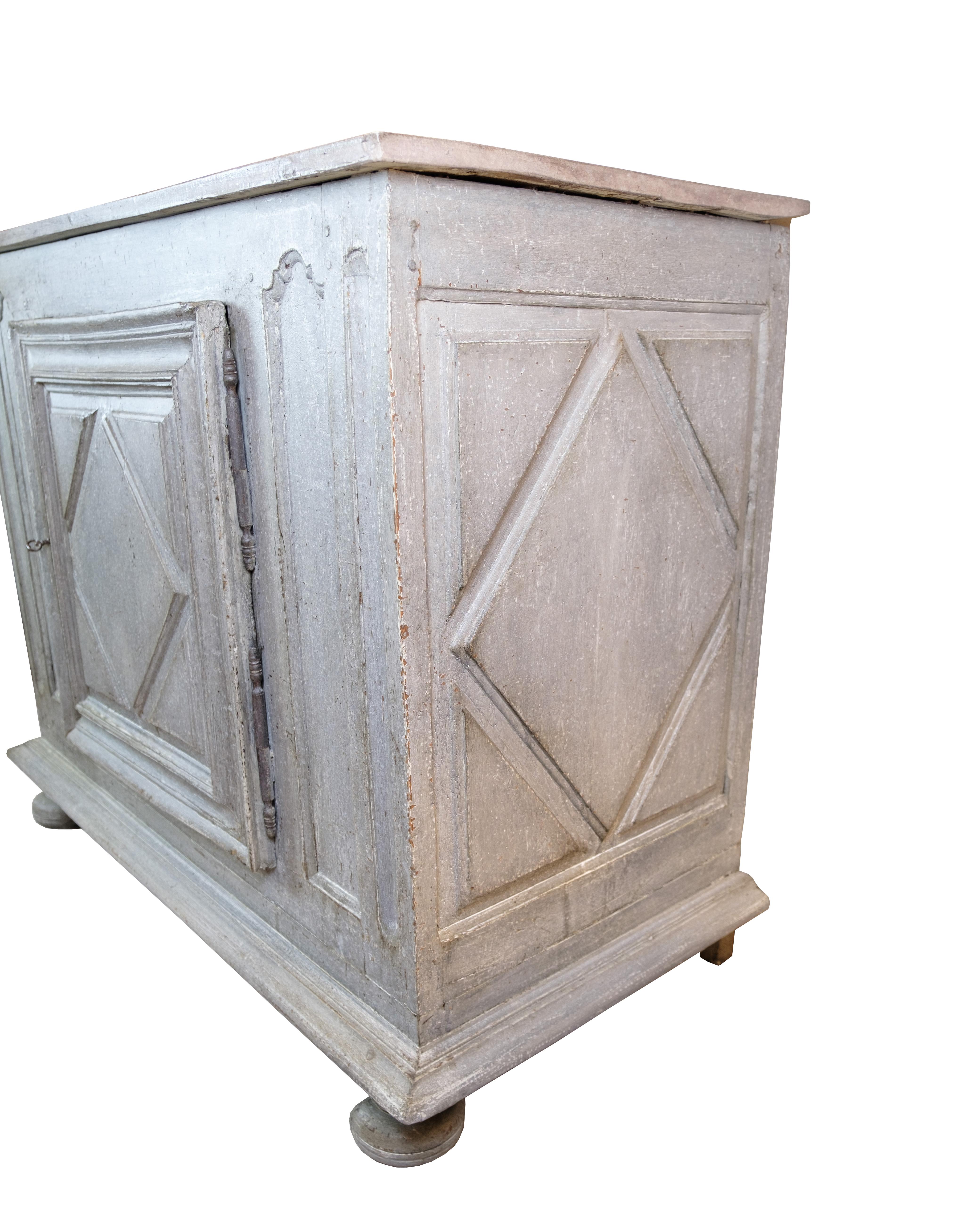 Orginal gemalt Lebensmittel Schrank in grau aus 1720s gemalt (Frühes 18. Jahrhundert) im Angebot