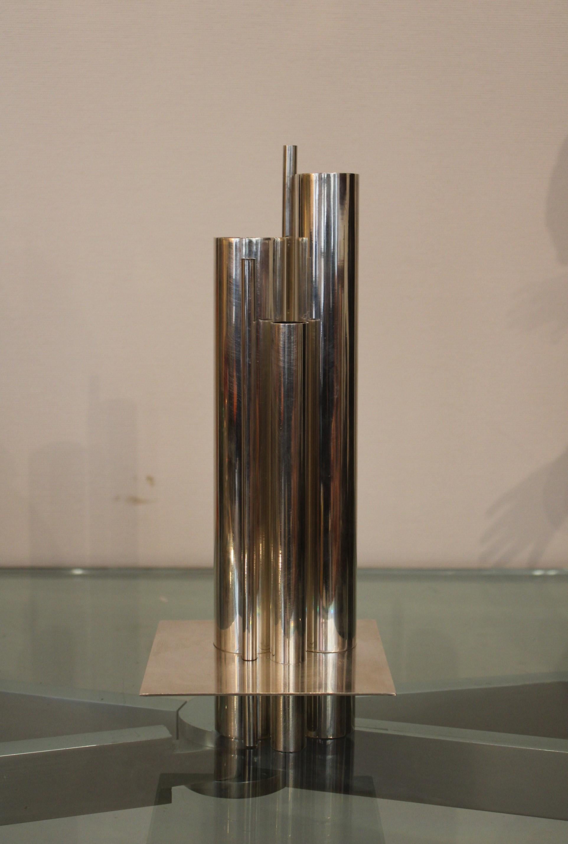 Silver-plated vase
Composed of five tubes and a square plate
Design by Jacques Sitoleux for Christofle France 
Marked CHRISTOFLE FRANCE COLL GALLIA

One tube is moving.