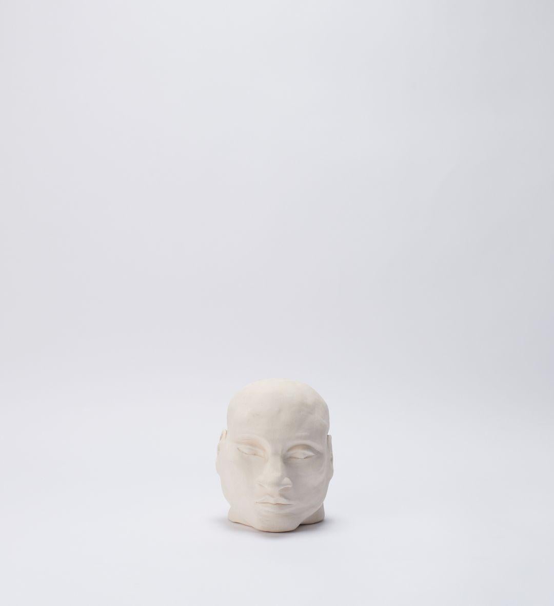 Ori 01 Skulptur von Joana Kieppe
Einzigartiges Stück.
Abmessungen: T 16 x B 11 x H 15 cm.
MATERIALIEN: Weißer Hochtemperaturton.

Alle Stücke werden aus hochwertigem brasilianischem Wildton hergestellt, die Hochtemperaturstücke werden bei 1220 Grad